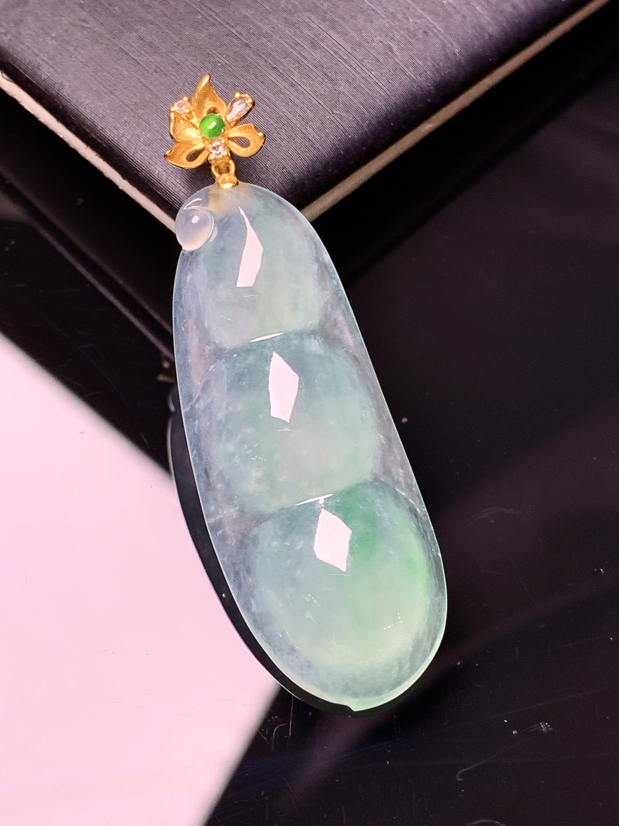 18k金钻镶嵌冰种飘绿四季豆吊坠 玉质细腻 色泽艳丽清新 水润亮眼 整体尺寸47.5*15.6*7.3c1