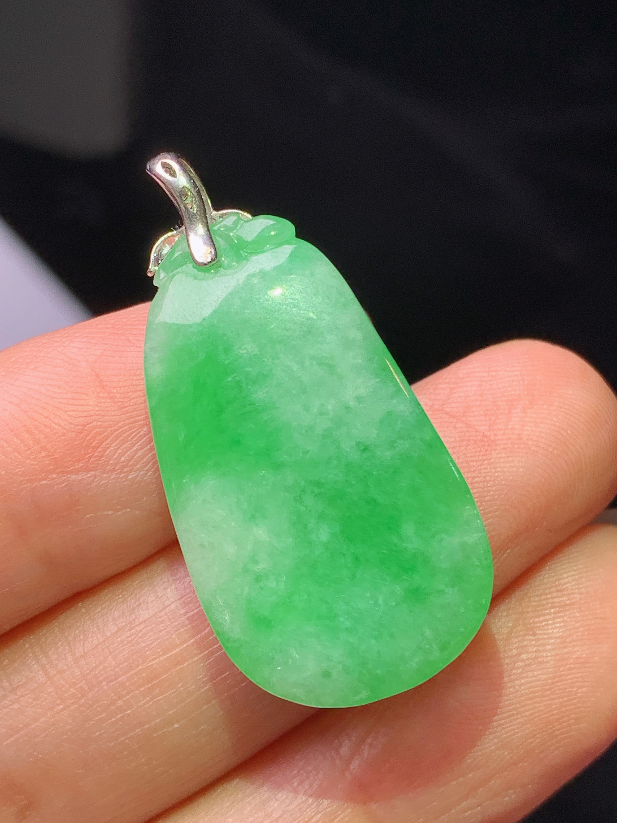 18k金钻镶嵌阳绿福瓜吊坠 玉质细腻 色泽艳丽清新 水润亮眼 整体尺寸32.8*16*7.3c1