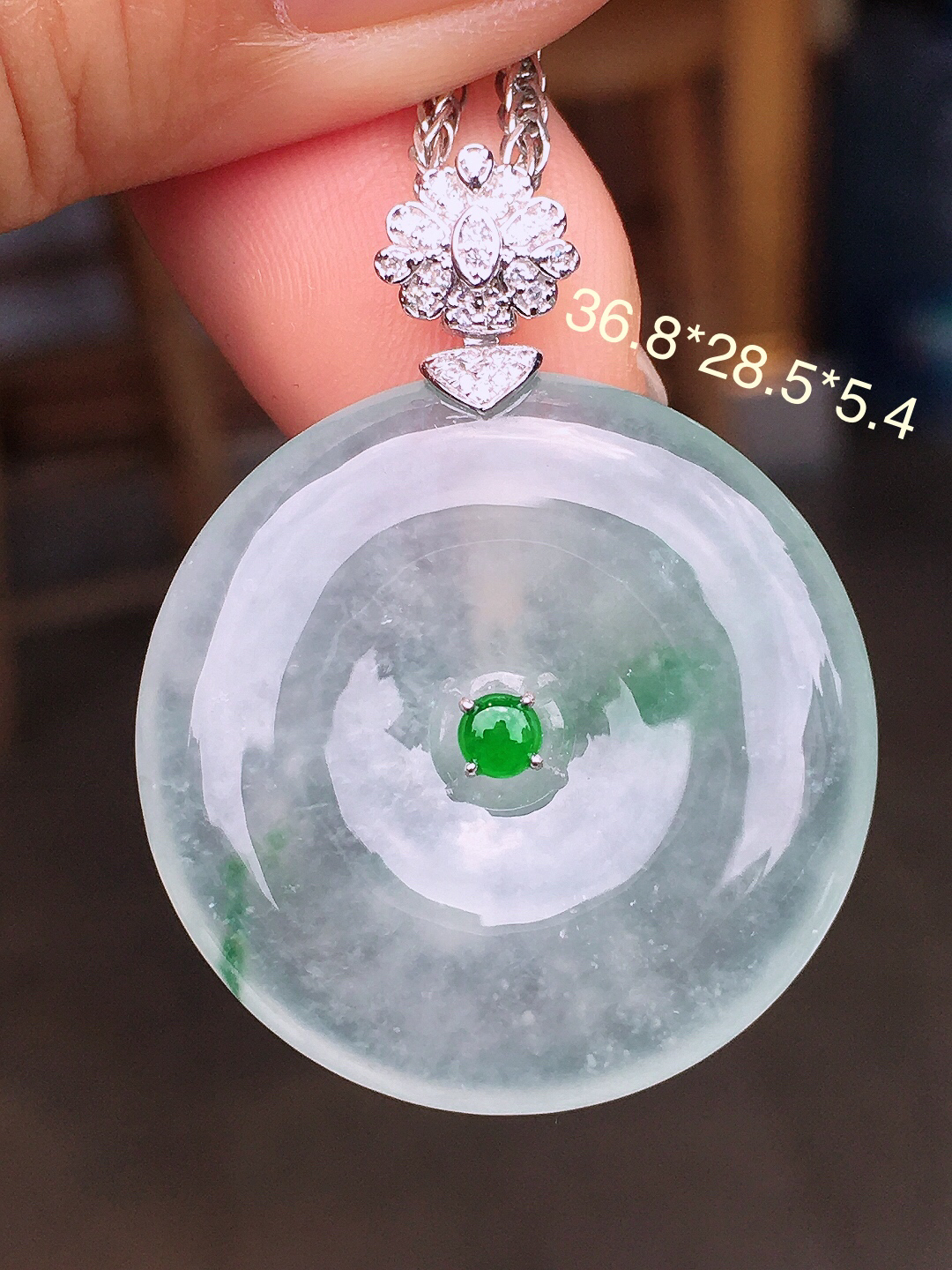 飘绿平安扣吊坠，色泽艳丽，玉质细腻，荧光感超
强，饱满圆润，尽显优雅气质，18k
金豪华镶嵌