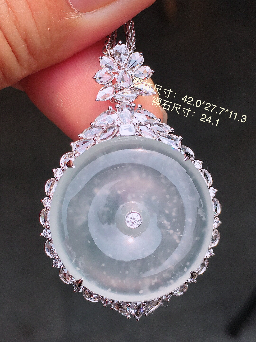 冰种平安扣吊坠，玉质细腻，荧光感超
强，饱满圆润，尽显优雅气质，18k
金豪华镶嵌