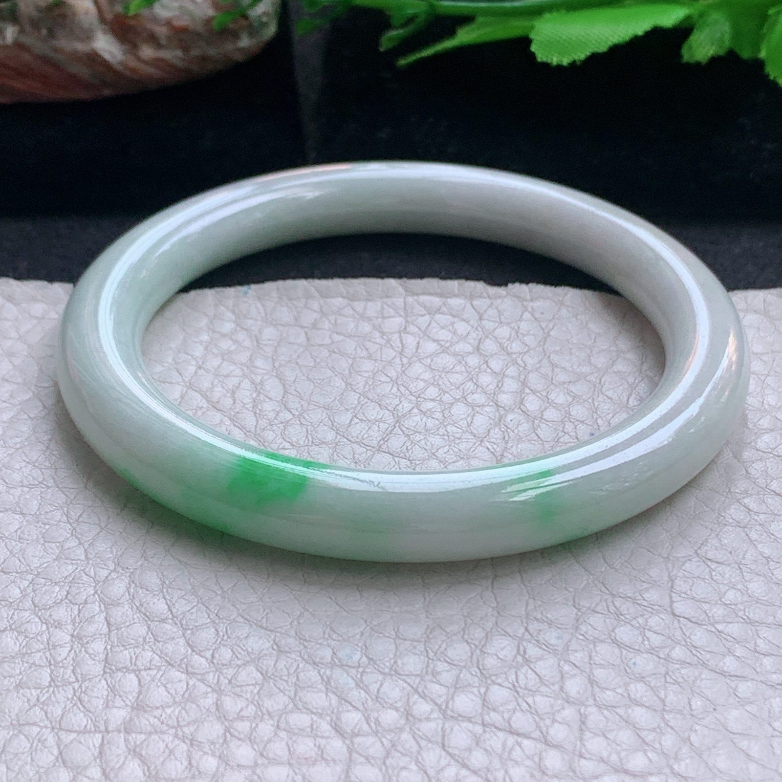 xx实拍57*8.6*8.8美人镯 天然缅甸翡翠a货手镯飘绿秀气正圈叮当镯