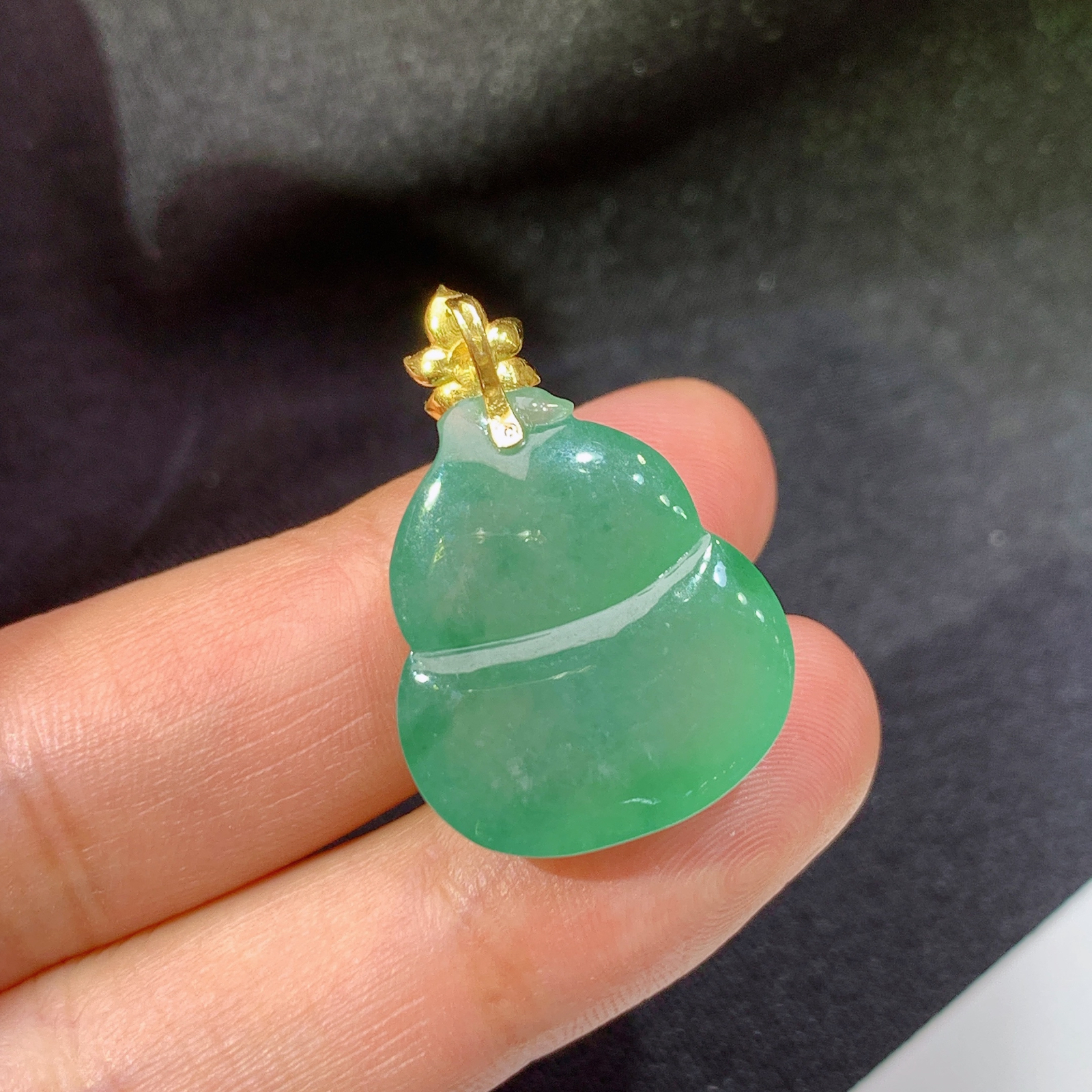 冰晴底葫芦吊坠，18k金镶嵌，冰润饱满，玉质细腻，种水足，My 尺寸27.3*18.3*8.7