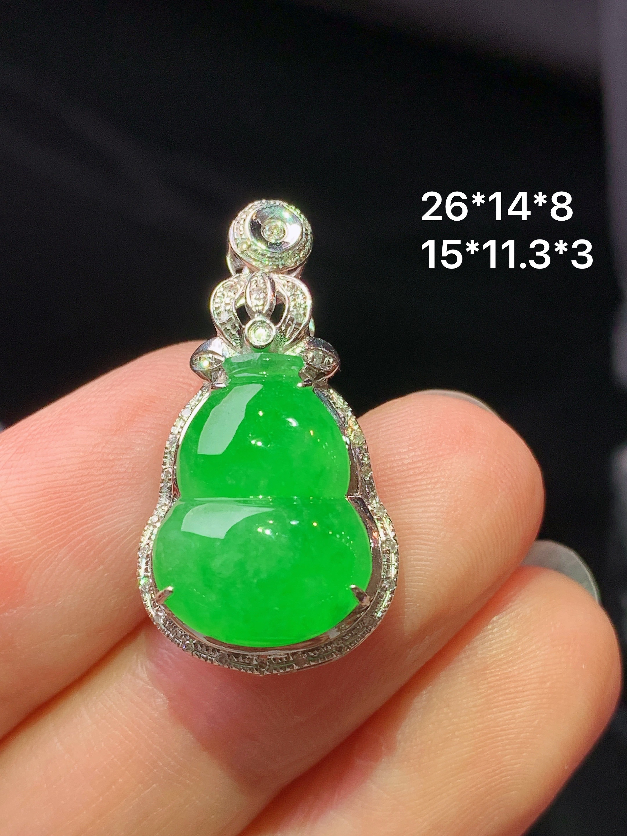 18k金钻镶嵌冰阳绿葫芦吊坠 玉质细腻 色泽艳丽清新 水润亮眼 整体尺寸26*14*8z1