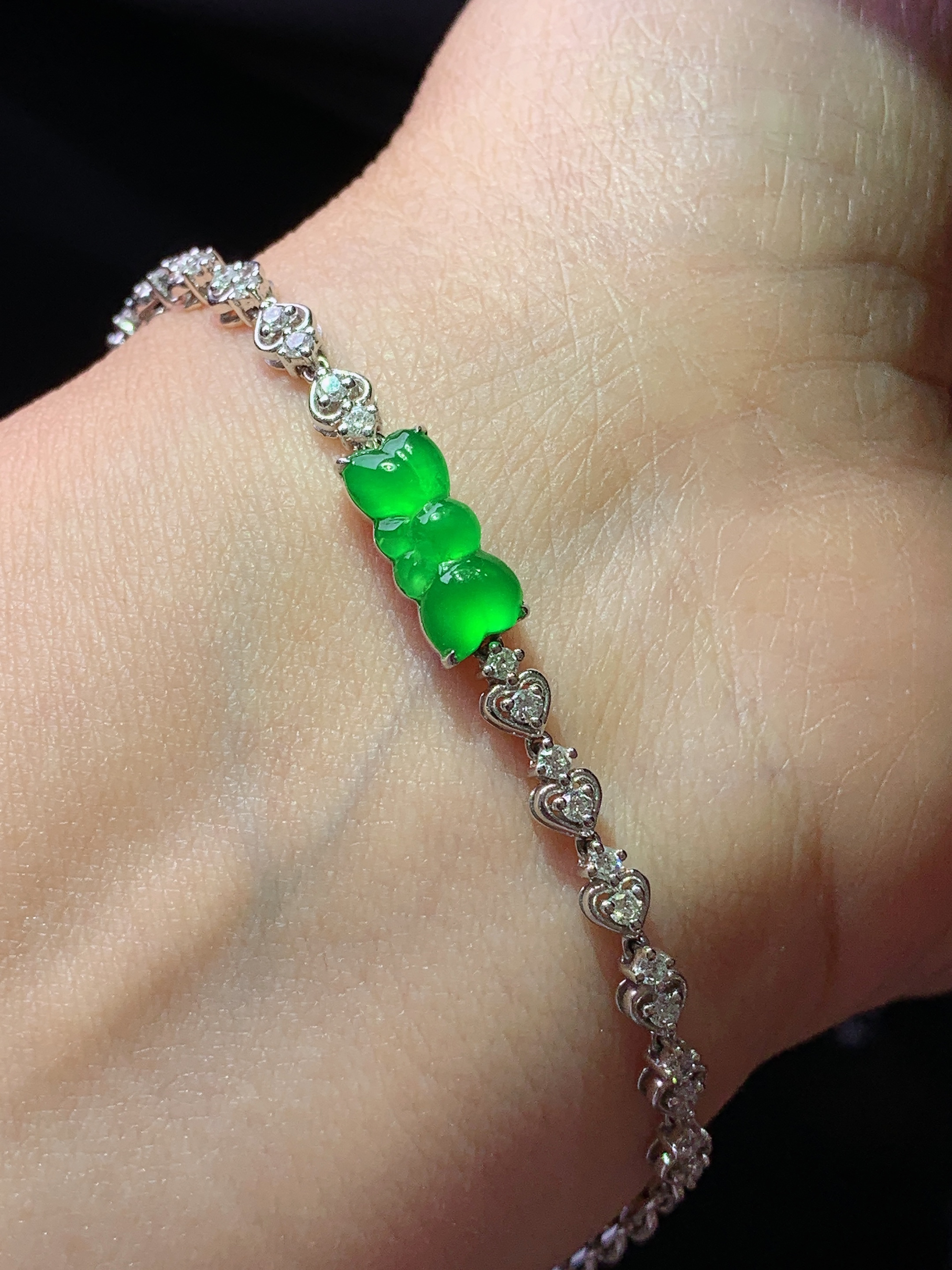18k金钻镶嵌冰阳绿蝴蝶结手链 玉质细腻 色泽艳丽清新 水润亮眼 裸石尺寸11.6*5*2.3