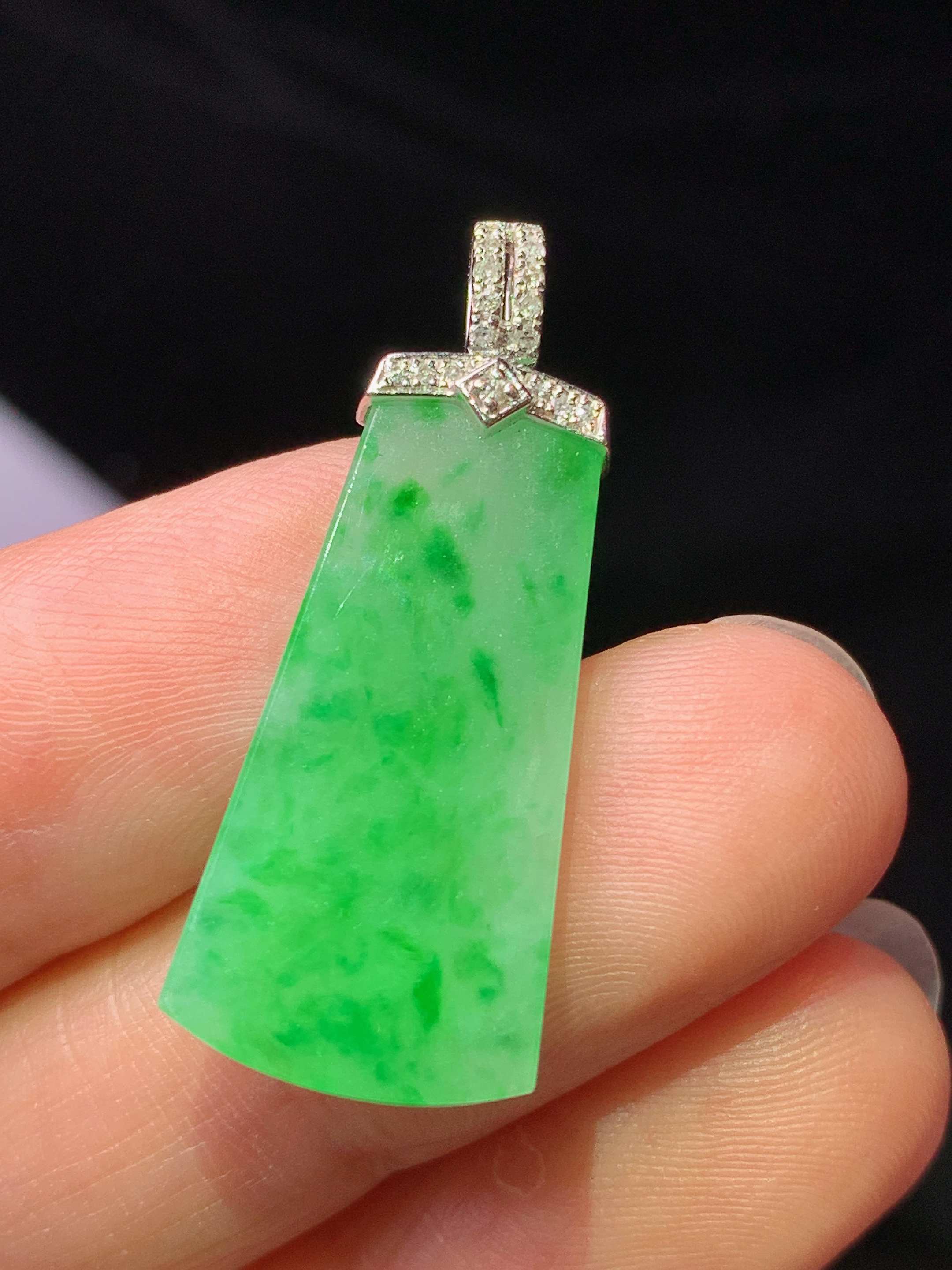 18k金钻镶嵌冰阳绿无事牌吊坠 玉质细腻 色泽艳丽清新 水润亮眼 整体尺寸30.8*12.5*2.5z1