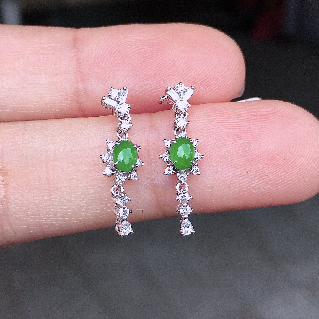 阳绿蛋面耳坠，色泽均匀艳丽，玉质细腻，荧光感超
强，饱满圆润，尽显优雅气质，18k
金豪华镶嵌