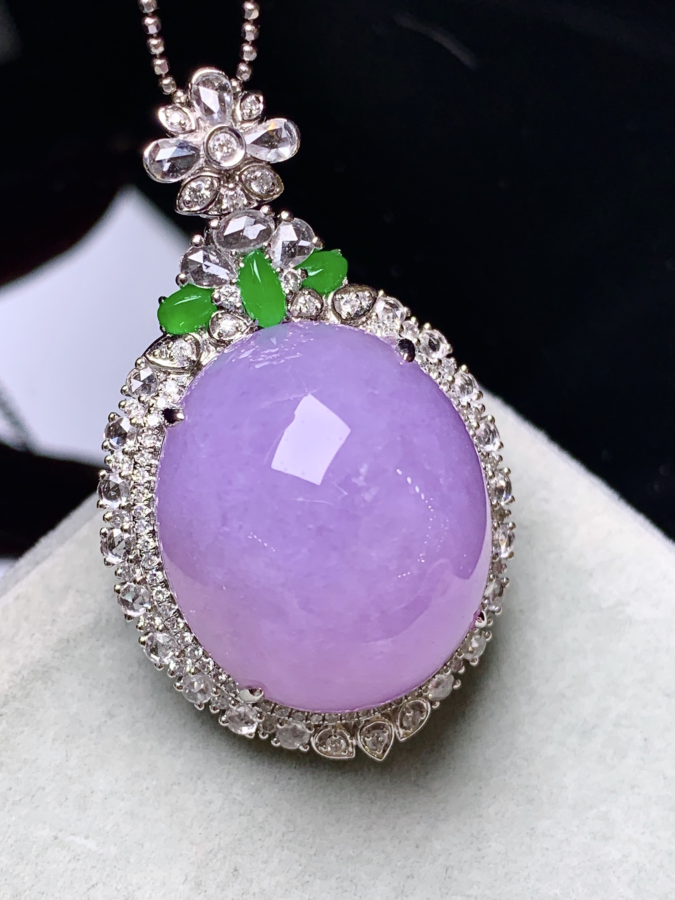 18k金钻镶嵌紫罗兰蛋面吊坠 玉质细腻 色泽艳丽清新 水润亮眼 整体尺寸40.5*24.2*19.2