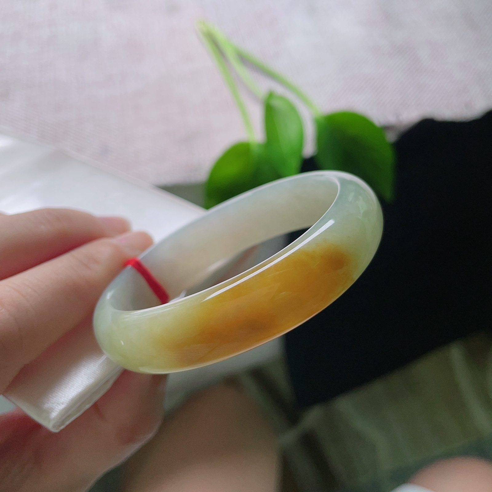 53（45.5）13.2/6.7，黄翡贵妃，冰润细腻，种老，如金丝游动，婉间鎏金..