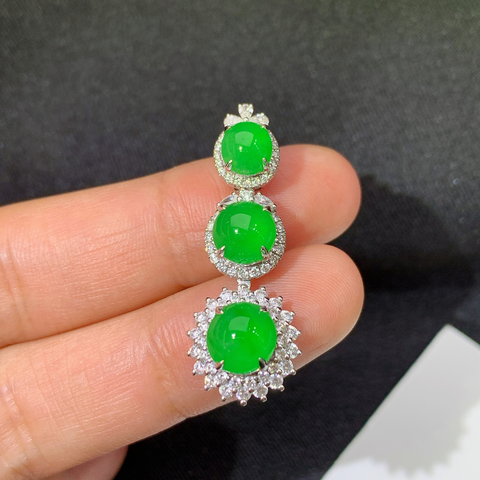 冰阳绿蛋面吊坠，18k金镶嵌，冰润色阳，玉质细腻，种水足，Mz 尺寸32.9*12*8.6