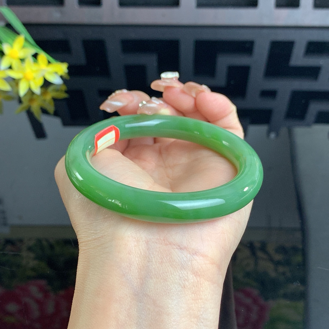 和田玉58.5圈阳绿色圆条碧玉手镯！玉质细腻油润 底色纯净 无裂无黑 脂粉好，品质高。