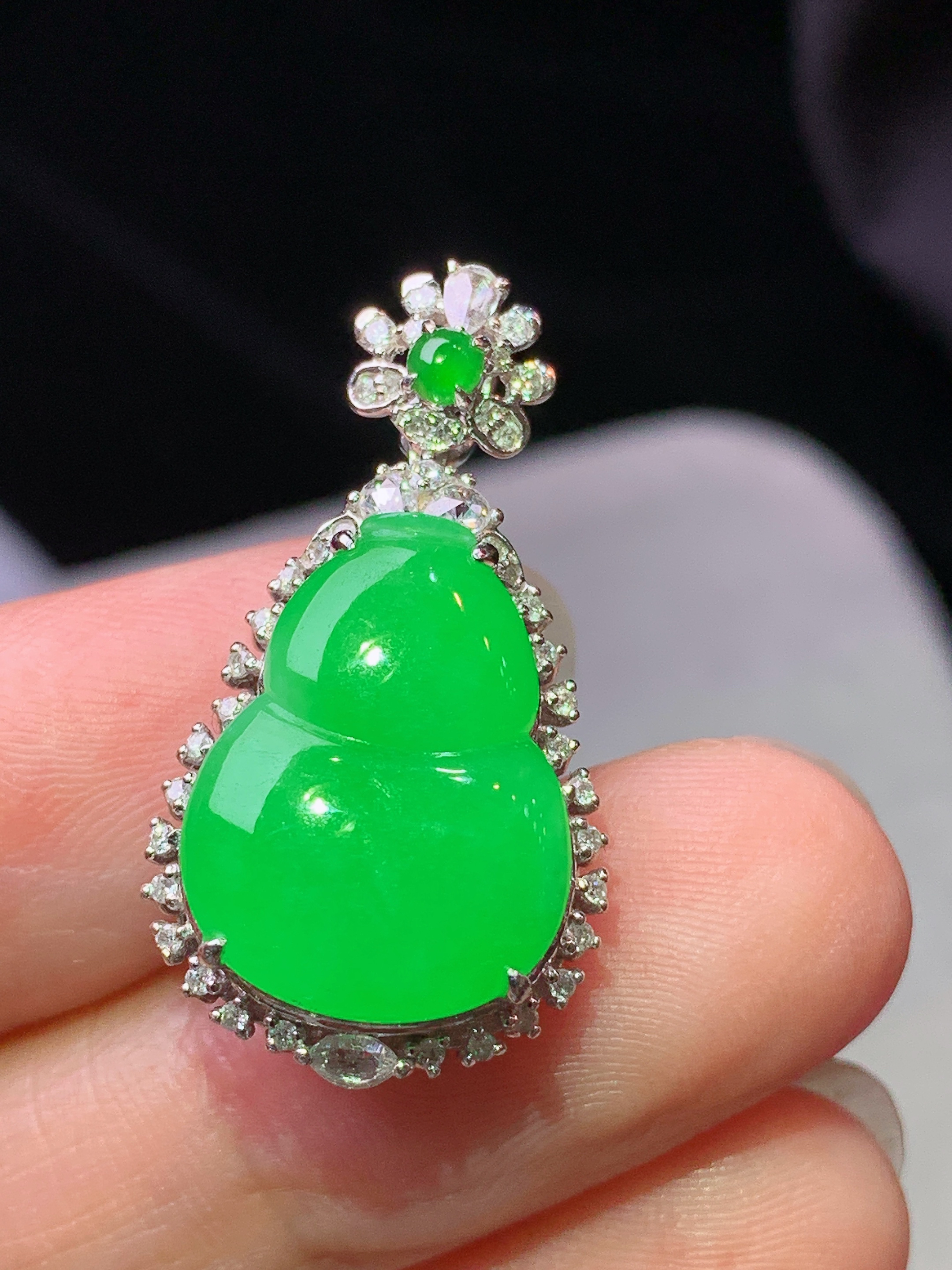 18k金钻镶嵌冰阳绿葫芦吊坠 玉质细腻 色泽艳丽清新 水润亮眼 整体尺寸28*15.2*9j3