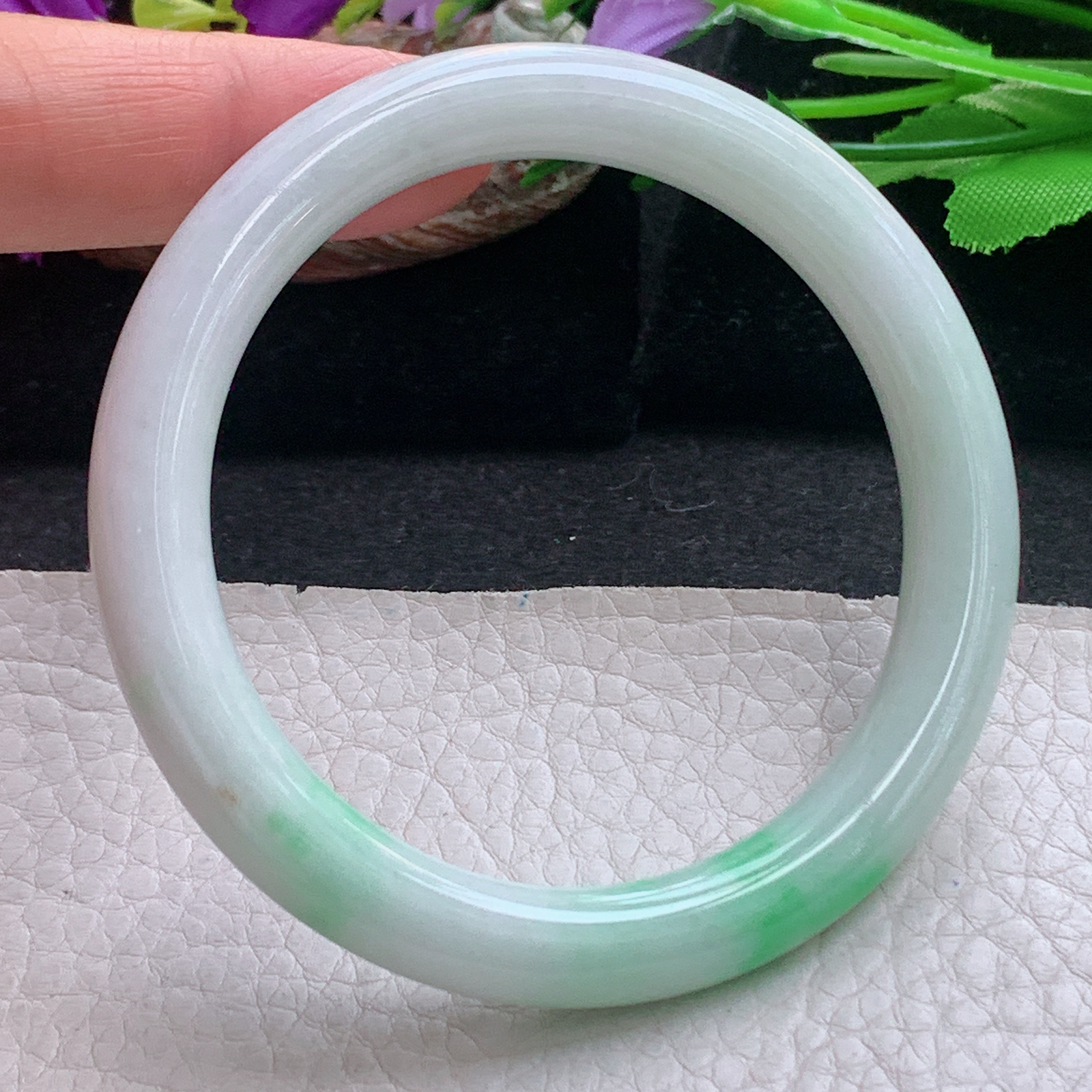 xx实拍57*8.6*8.8美人镯 天然缅甸翡翠a货手镯飘绿秀气正圈叮当镯