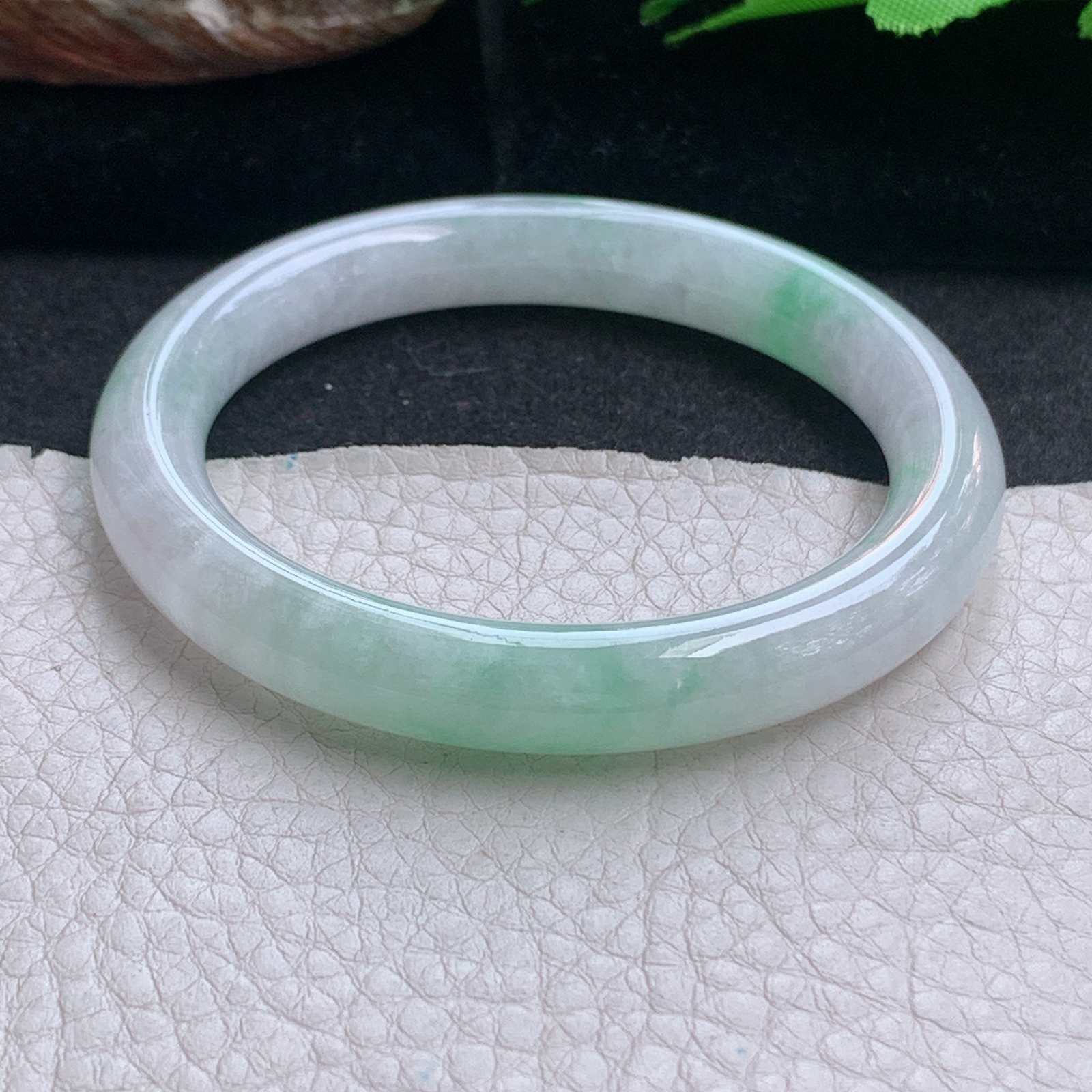 n小圈口52.5*9*8.6美人镯 天然缅甸翡翠a货手镯飘绿花水润圆条玉镯子