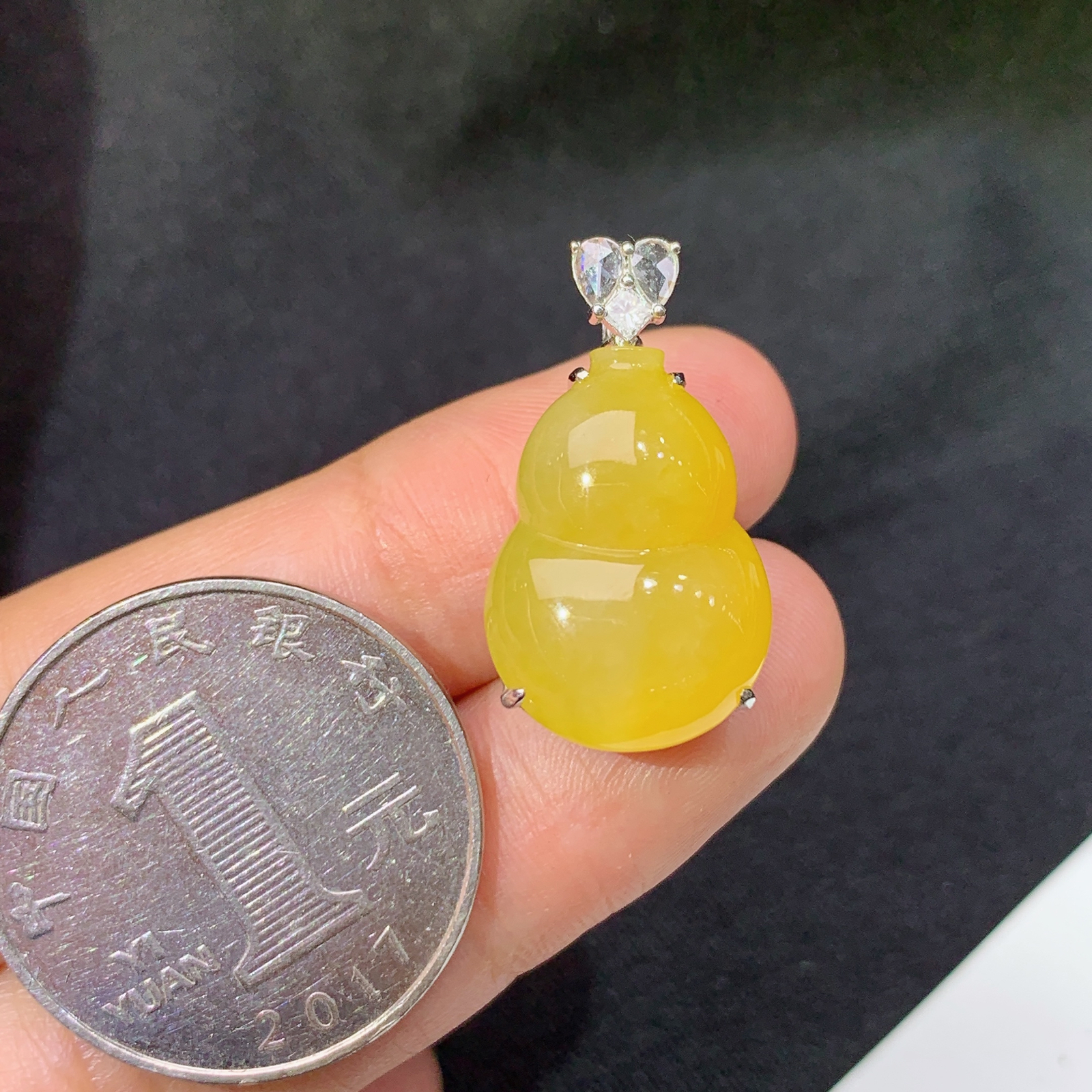 冰黄翡葫芦吊坠，18k金镶嵌，冰润鲜艳，玉质细腻，种水足，Ych 尺寸24.3*13.5*8.8