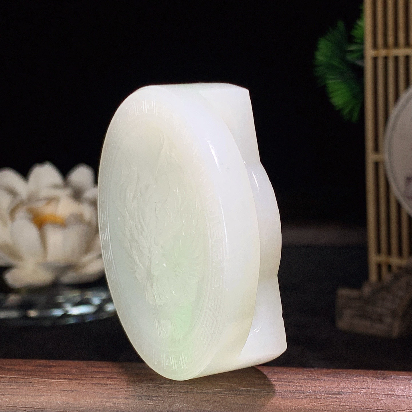 和田玉青海料翠青龙头皮带扣挂件。尺寸52/18重65.5克，玉质细腻油润 脂粉好，品质好！lt260418