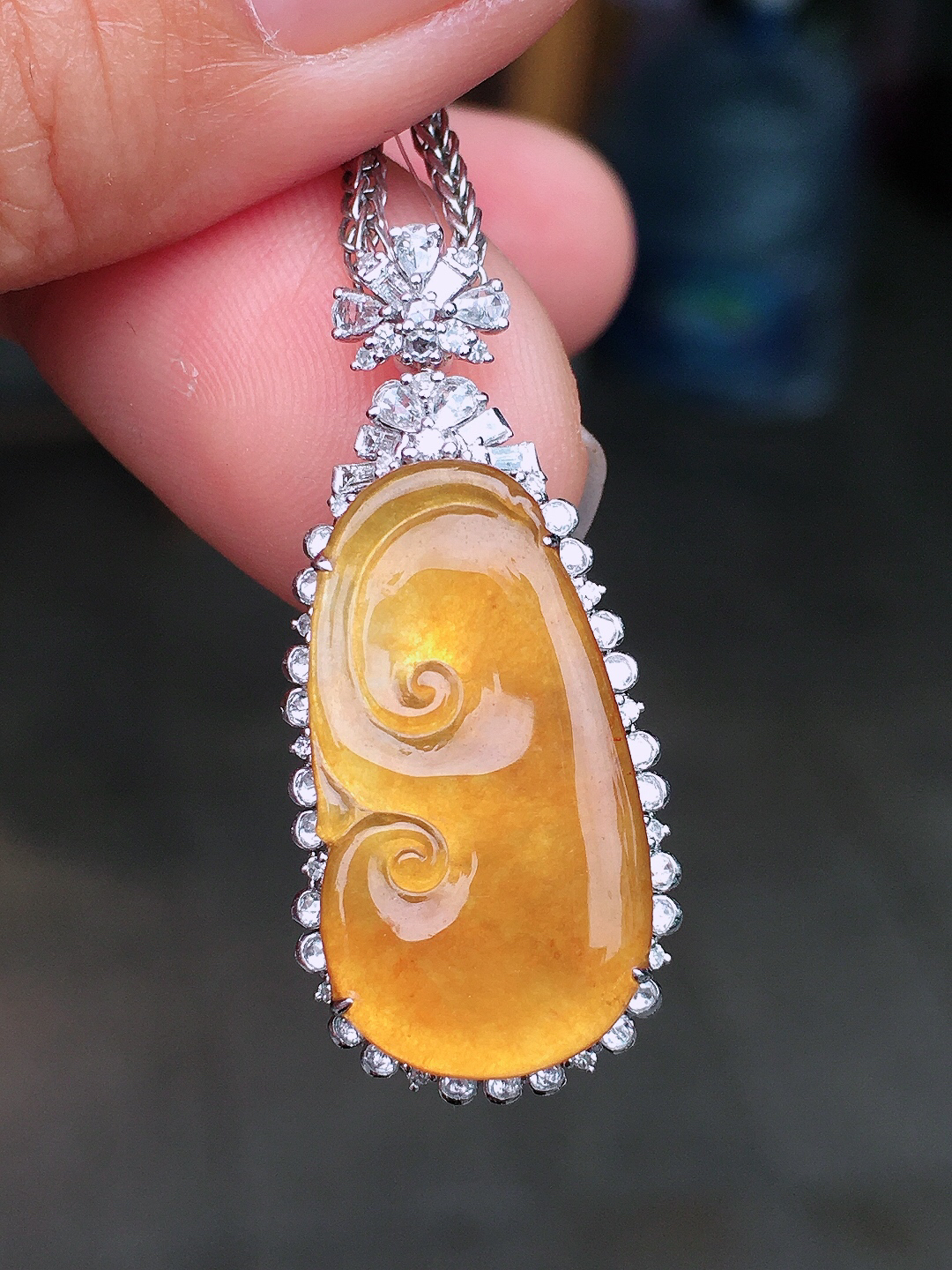 黄翡如意吊坠，色泽均匀艳丽，玉质细腻，荧光感超
强，饱满圆润，尽显优雅气质，18k
金豪华镶嵌