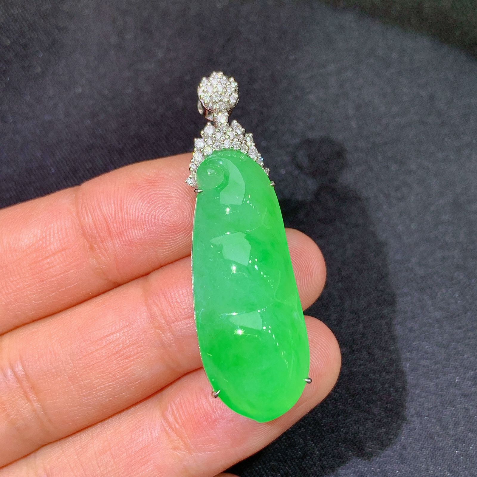 冰阳绿福豆吊坠，18k金镶嵌，冰润色阳，玉质细腻，种水足，Xf 尺寸43.6*13.3*8.3