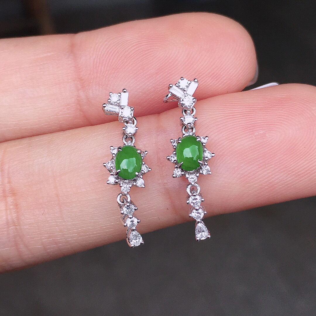 阳绿蛋面耳坠，色泽均匀艳丽，玉质细腻，荧光感超
强，饱满圆润，尽显优雅气质，18k
金豪华镶嵌