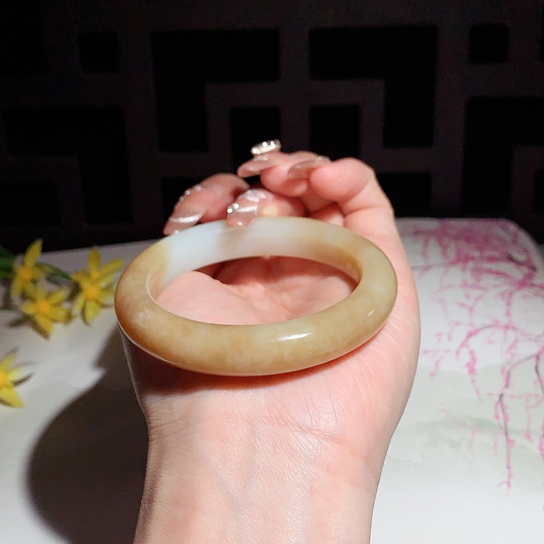 ￼ 和田玉52.5圈且末糖手镯！玉质细腻油润 底色纯净 无裂无黑 脂粉好，品质高