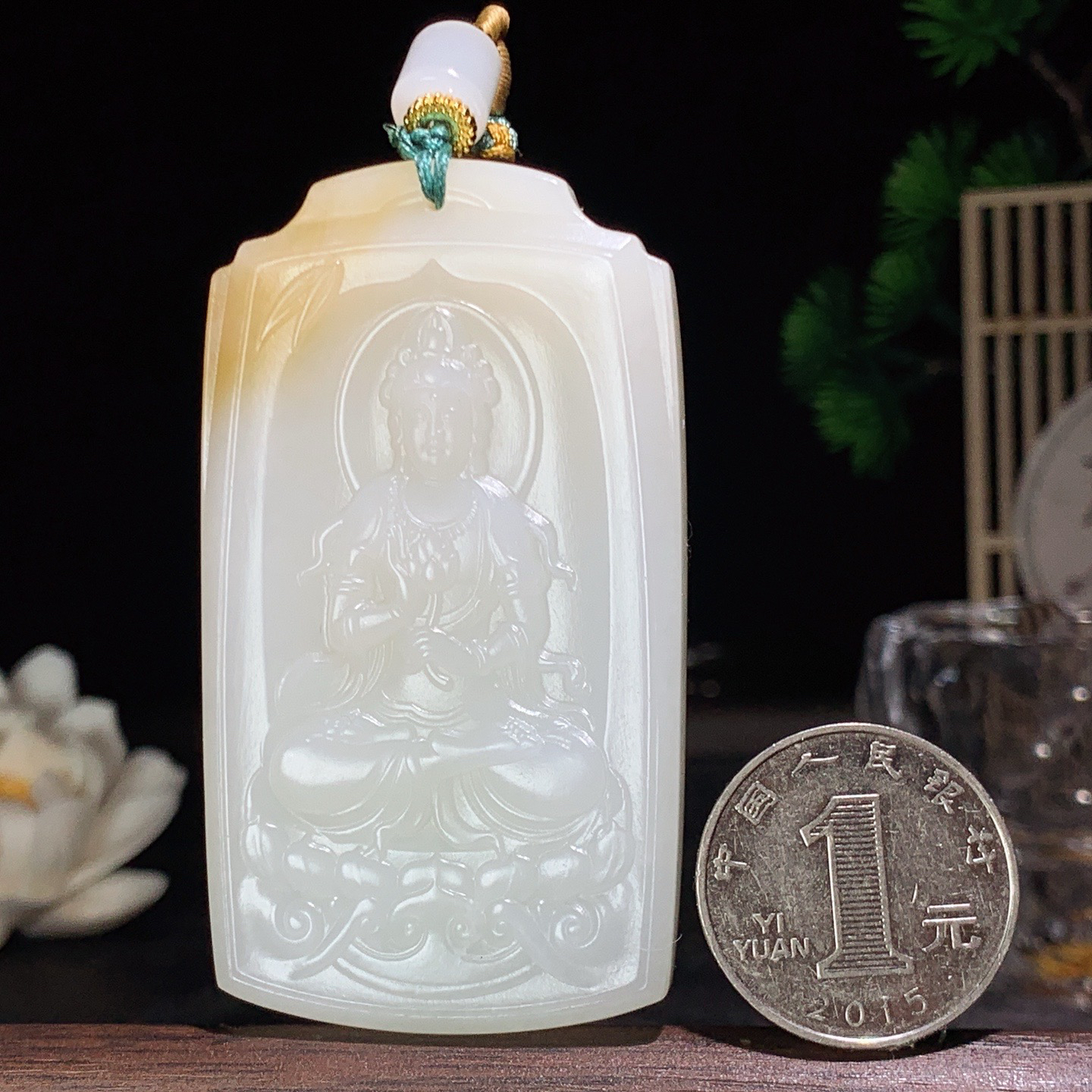 新疆和田玉且末糖座莲观音挂件 尺寸69/38/9重65.5克。玉质细腻油润。手推出油。佩戴高端典雅。lt260418