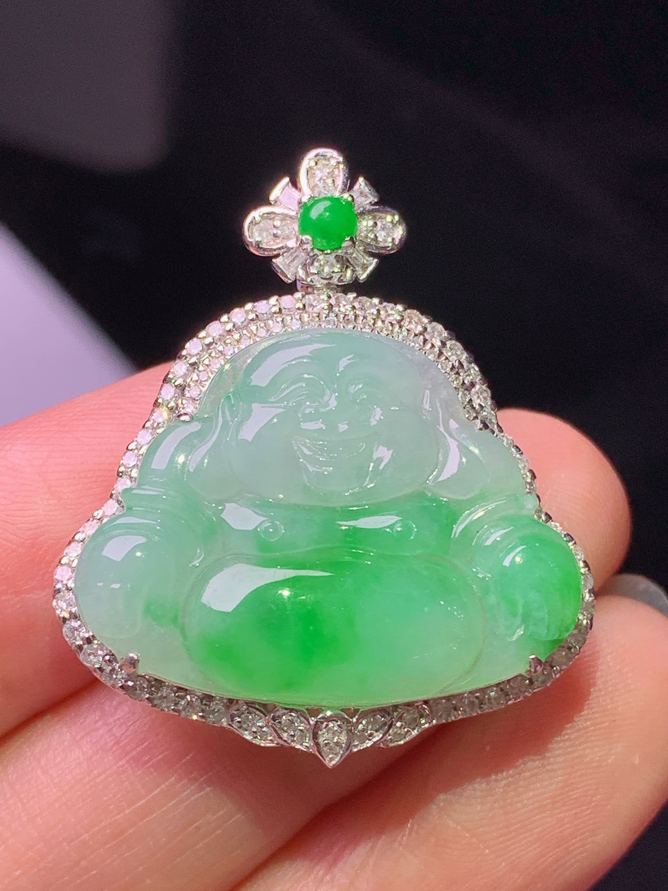 18k金钻镶嵌飘绿佛公吊坠 玉质细腻 色泽艳丽清新 水润亮眼 整体尺寸32*27.5*8.5c1