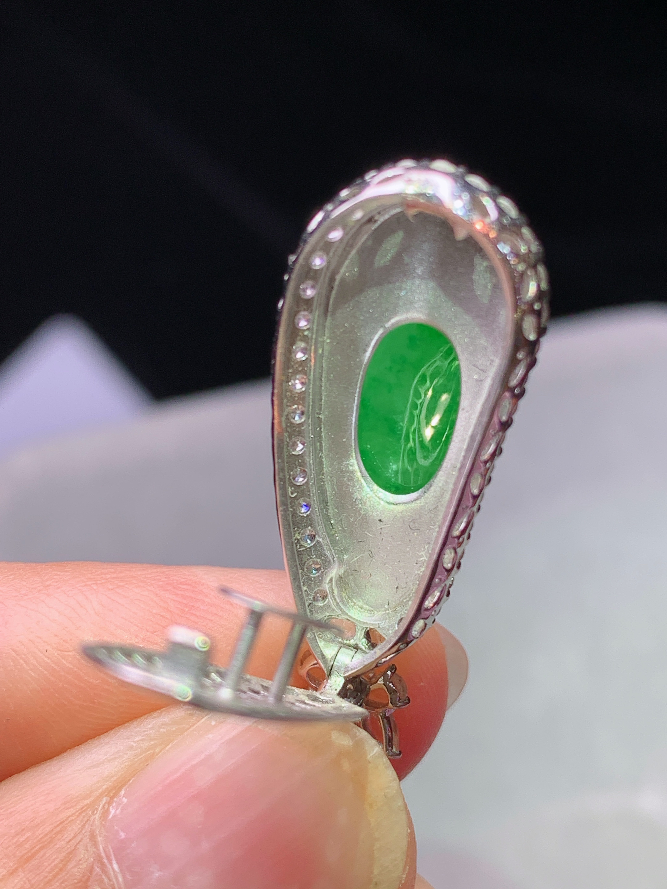 18k金钻镶嵌冰阳绿福瓜吊坠 玉质细腻 色泽艳丽清新 水润亮眼 整体尺寸31*11.8*8.6j3