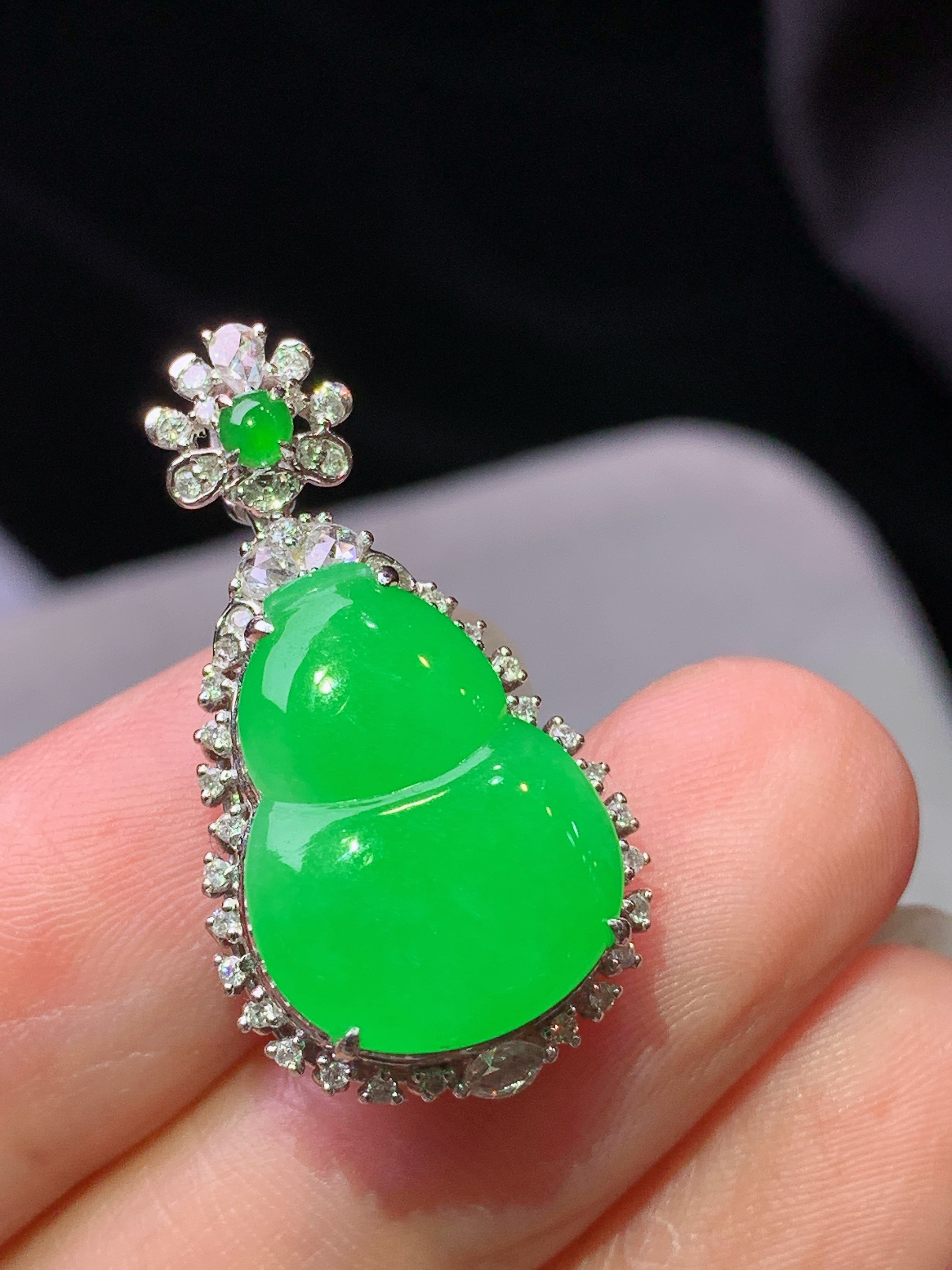 18k金钻镶嵌冰阳绿葫芦吊坠 玉质细腻 色泽艳丽清新 水润亮眼 整体尺寸28*15.2*9j3