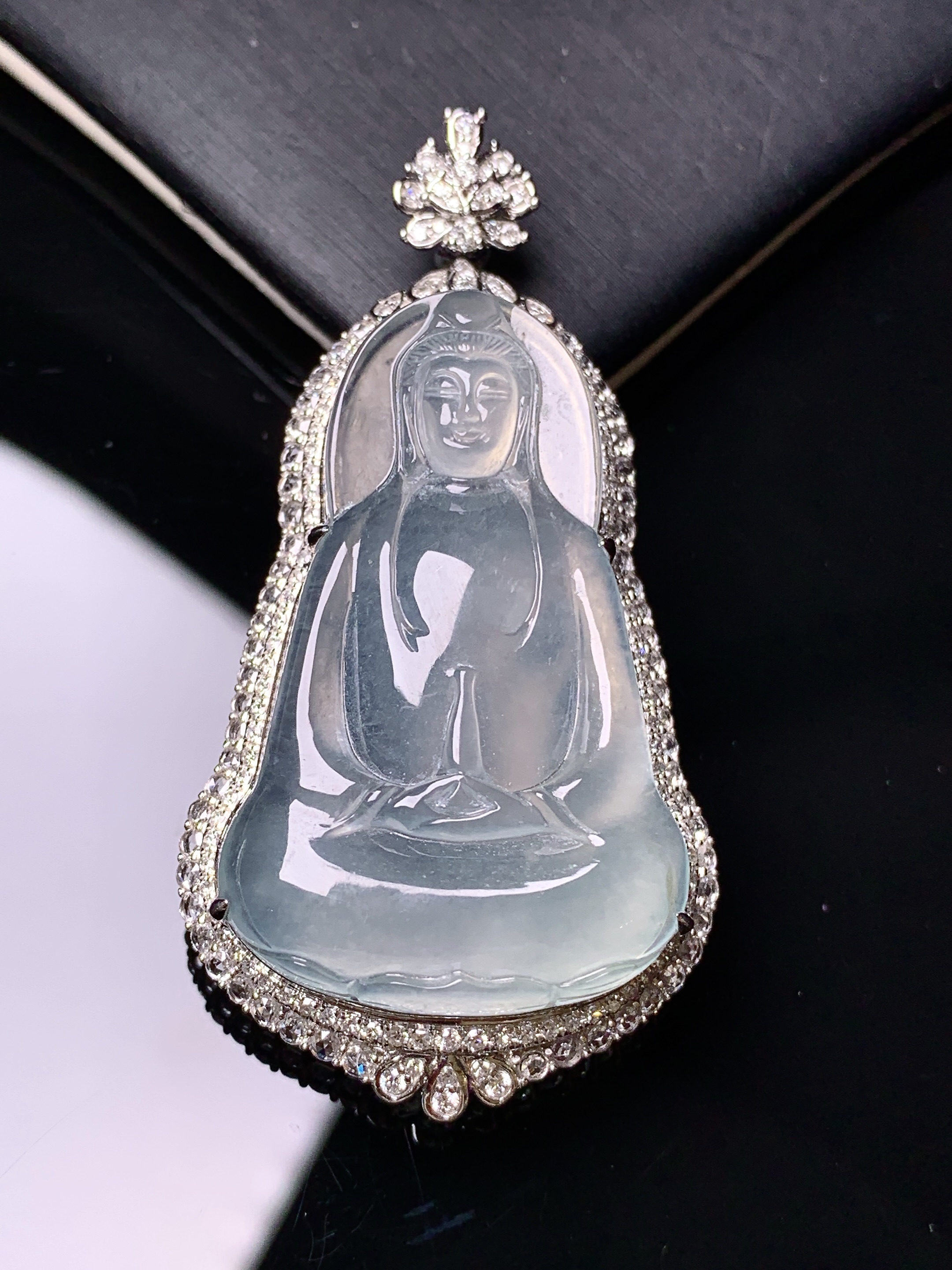 18k金钻镶嵌冰种观音菩萨吊坠 玉质细腻 色泽艳丽清新 水润亮眼 整体尺寸53*27.8*11.6b7