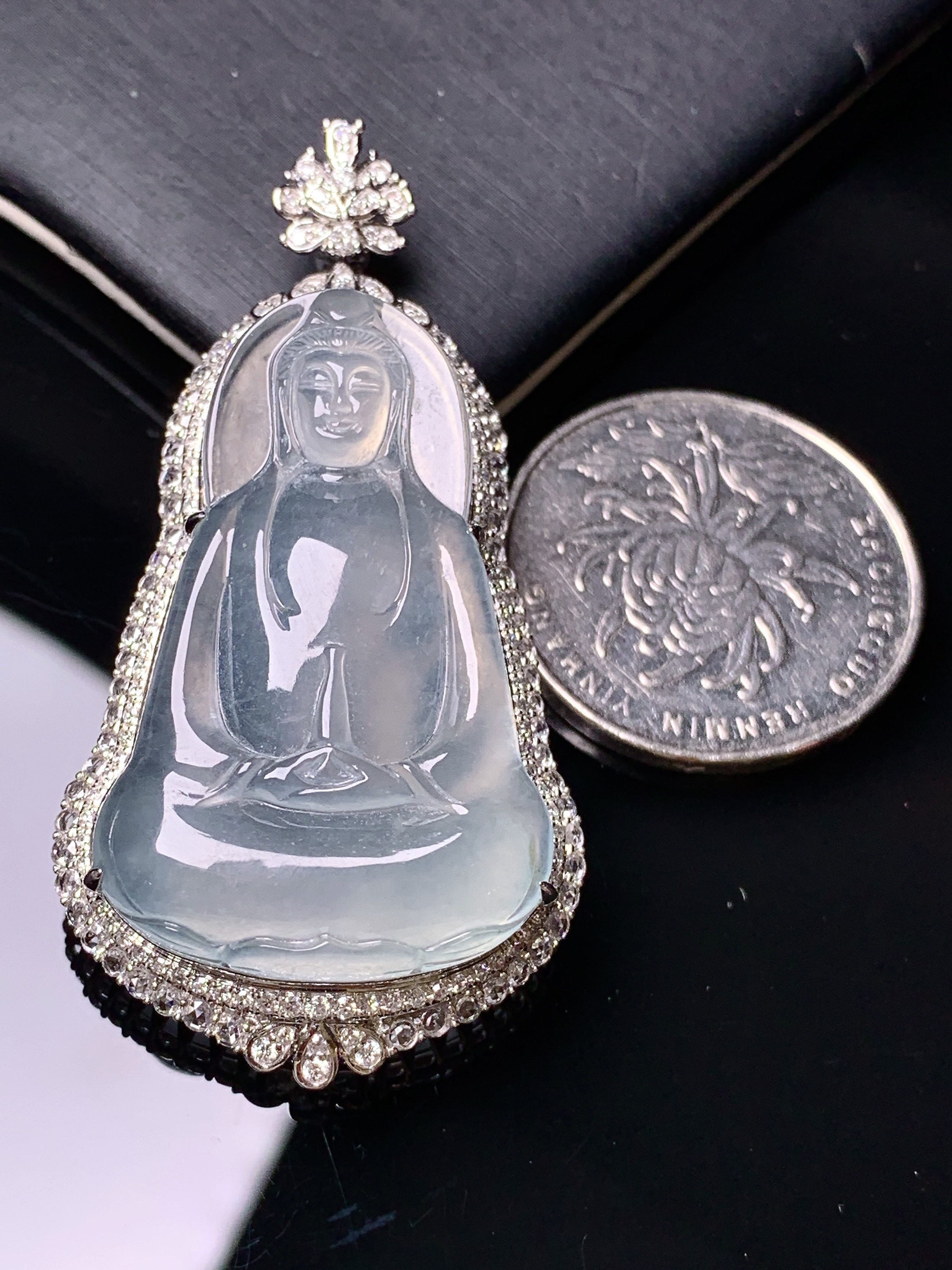 18k金钻镶嵌冰种观音菩萨吊坠 玉质细腻 色泽艳丽清新 水润亮眼 整体尺寸53*27.8*11.6b7