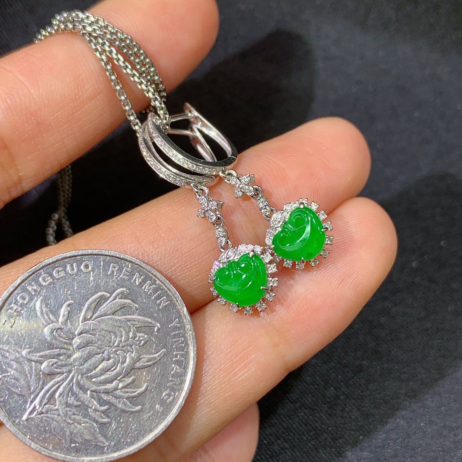 冰阳绿如意耳坠，18k金镶嵌，款式新颖，冰润色阳，种水足，Cr 尺寸4.7*6*2