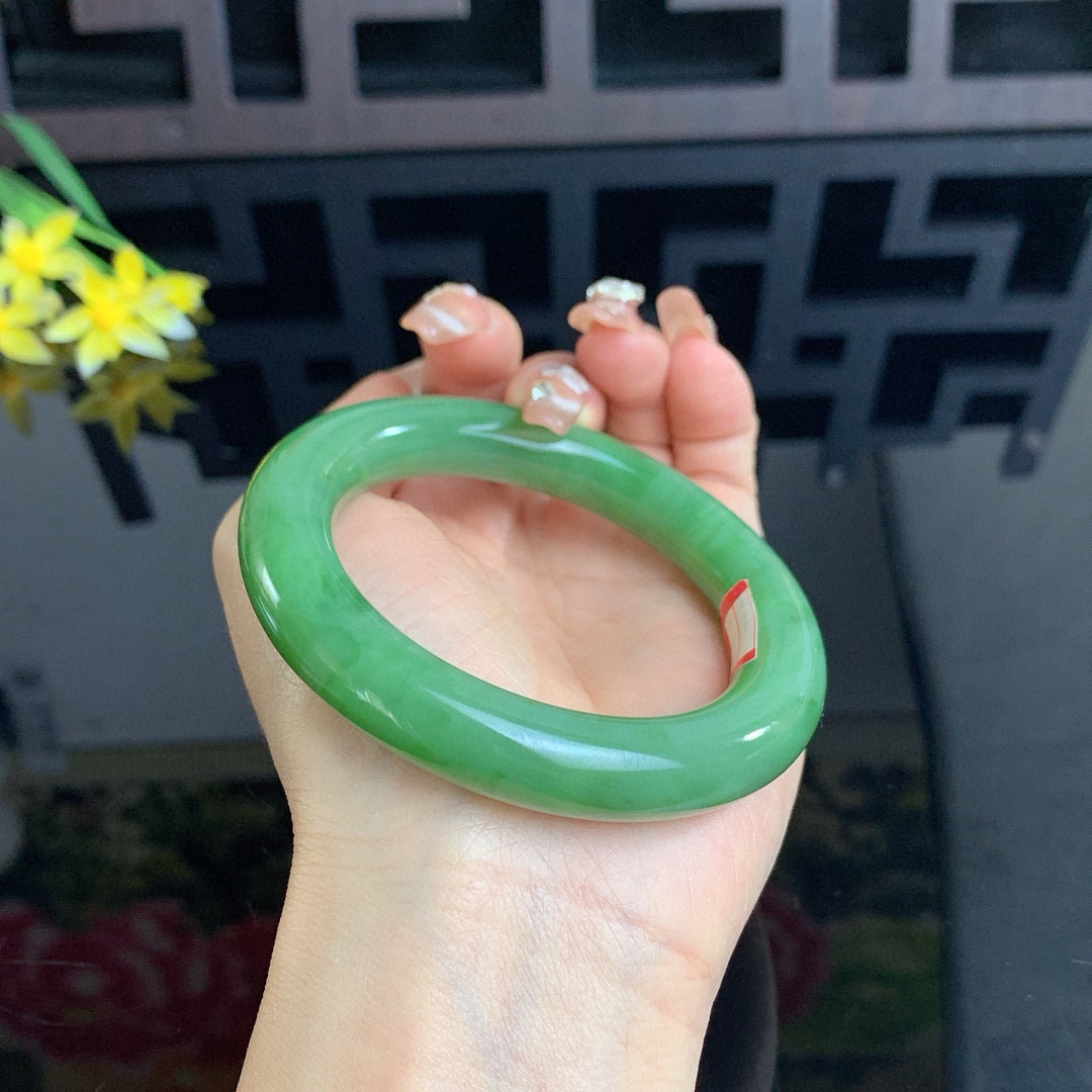 和田玉56圈阳绿色肥圆条碧玉手镯！玉质细腻油润 底色纯净 无裂无黑 脂粉好，品质高。