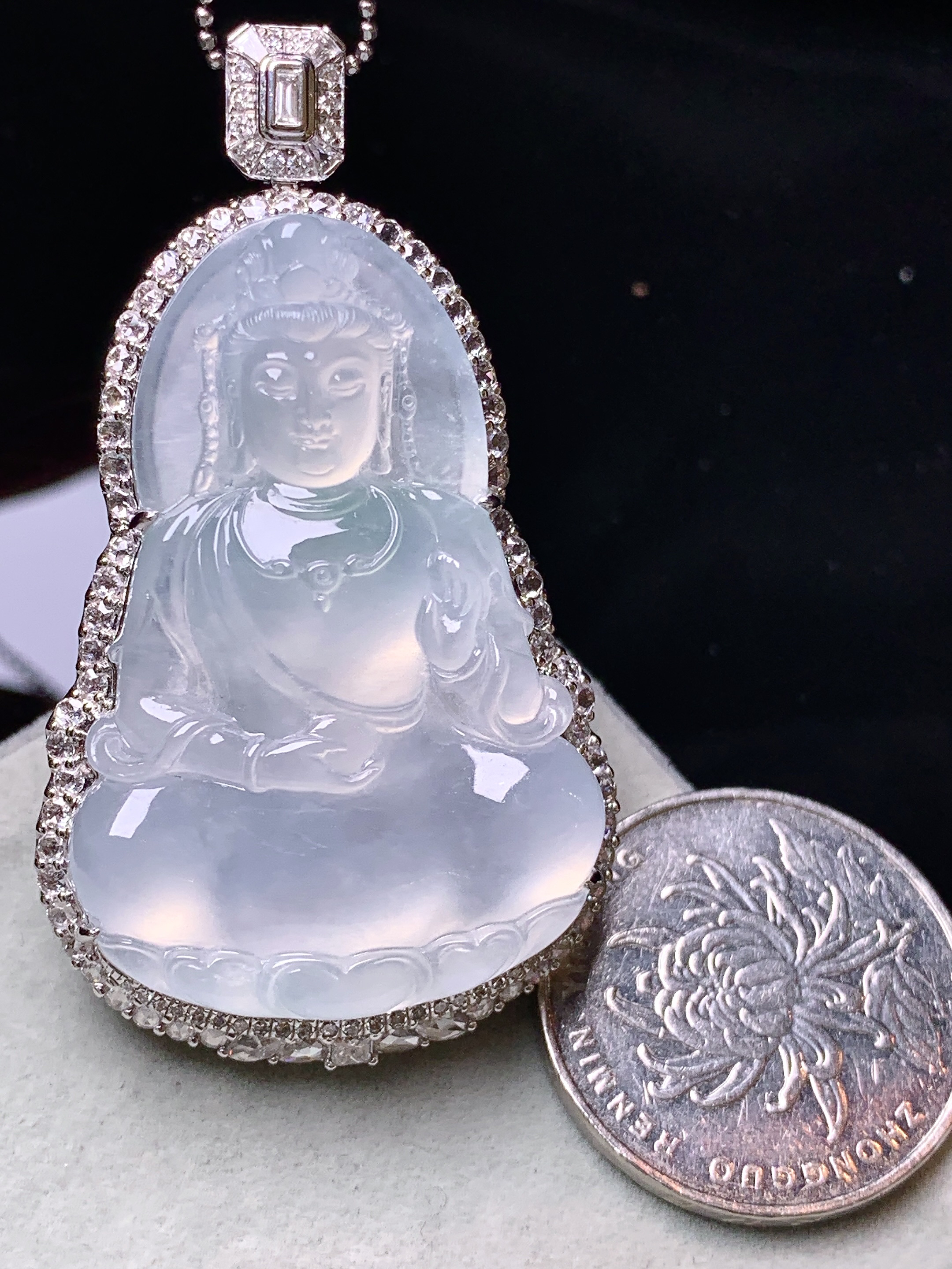 18k金钻镶嵌冰种观音菩萨吊坠 玉质细腻 色泽艳丽清新 水润亮眼 整体尺寸54.2*31.2*12.8b7