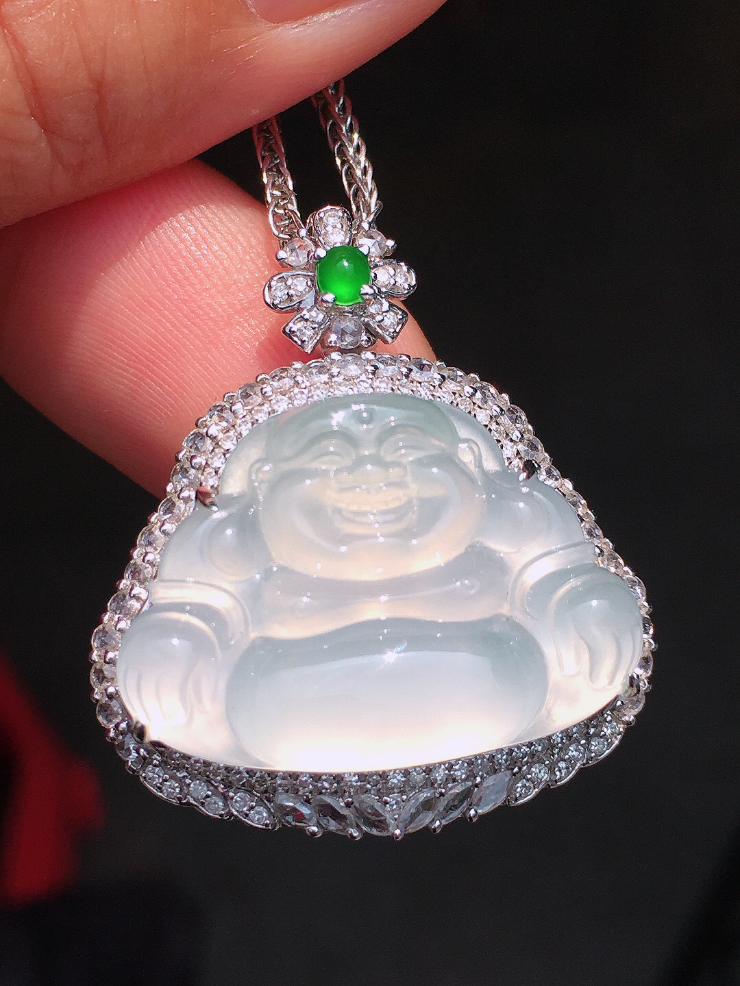 冰种佛公吊坠，玉质细腻，荧光感超
强，饱满圆润，尽显优雅气质，18k
金豪华镶嵌