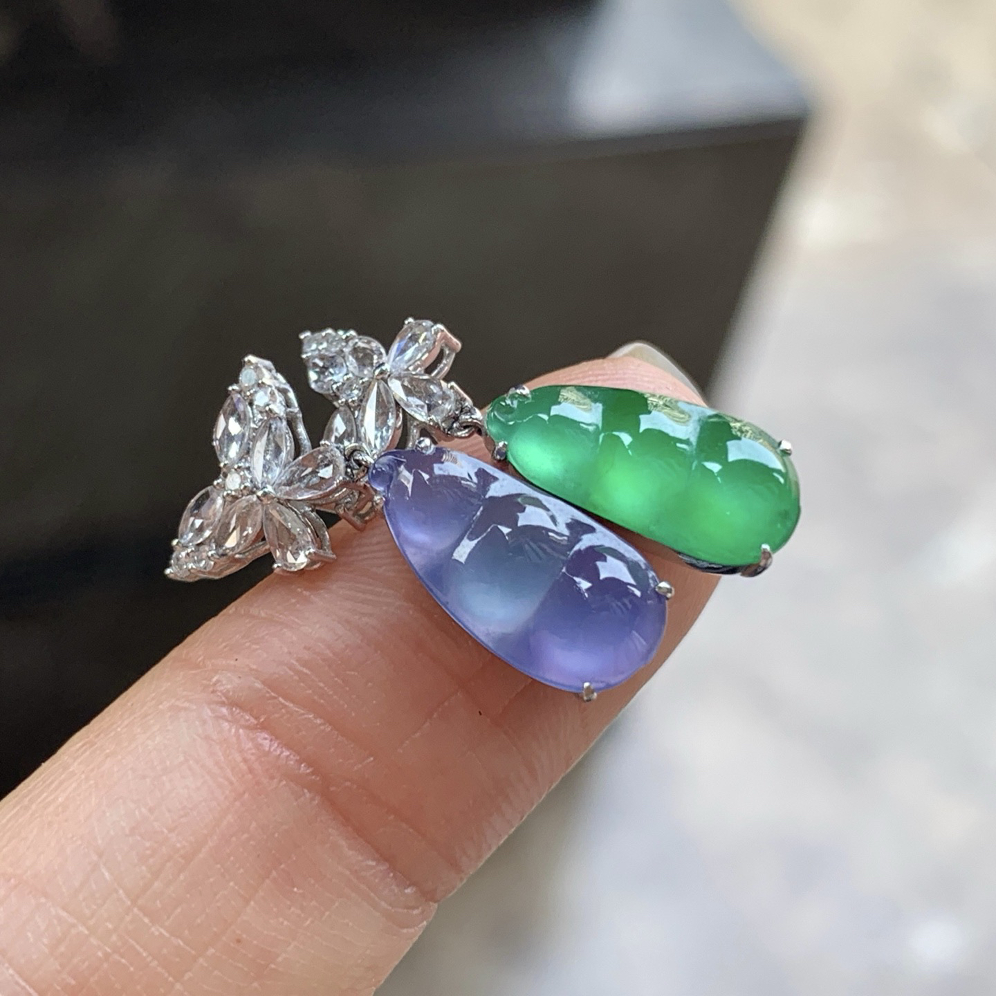 金钻镶嵌春带彩耳坠一对^_^鲜艳