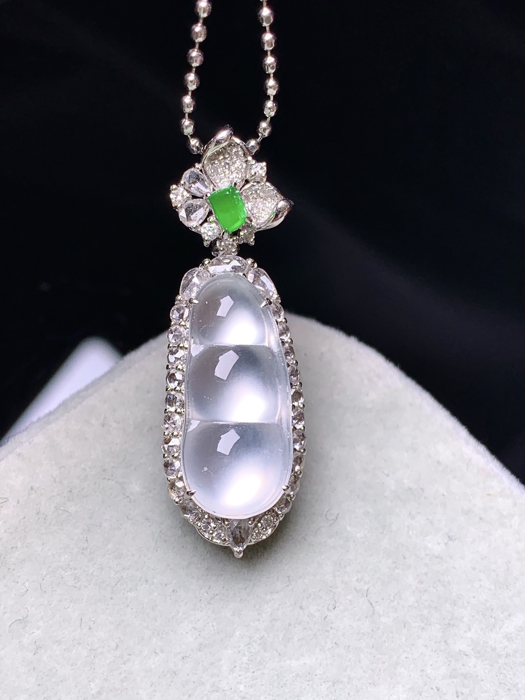 18k金钻镶嵌玻璃种四季豆吊坠 玉质细腻 色泽艳丽清新 水润亮眼 整体尺寸30.3*10.3*8.8c6