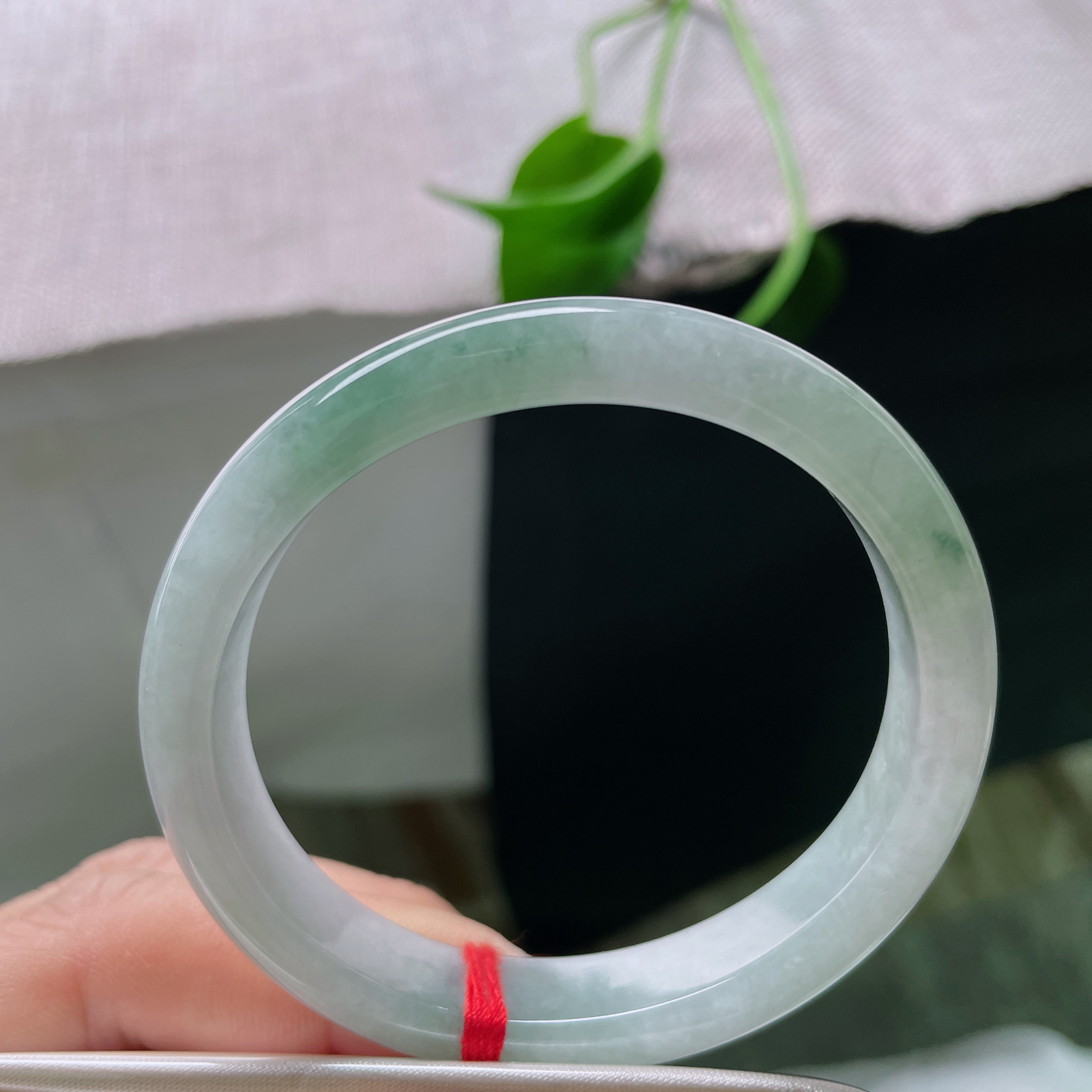 52.9（47.9）10.2/6.7，淡绿底贵妃，水头好，颜色深浅不一，韵味十足，皮纹..