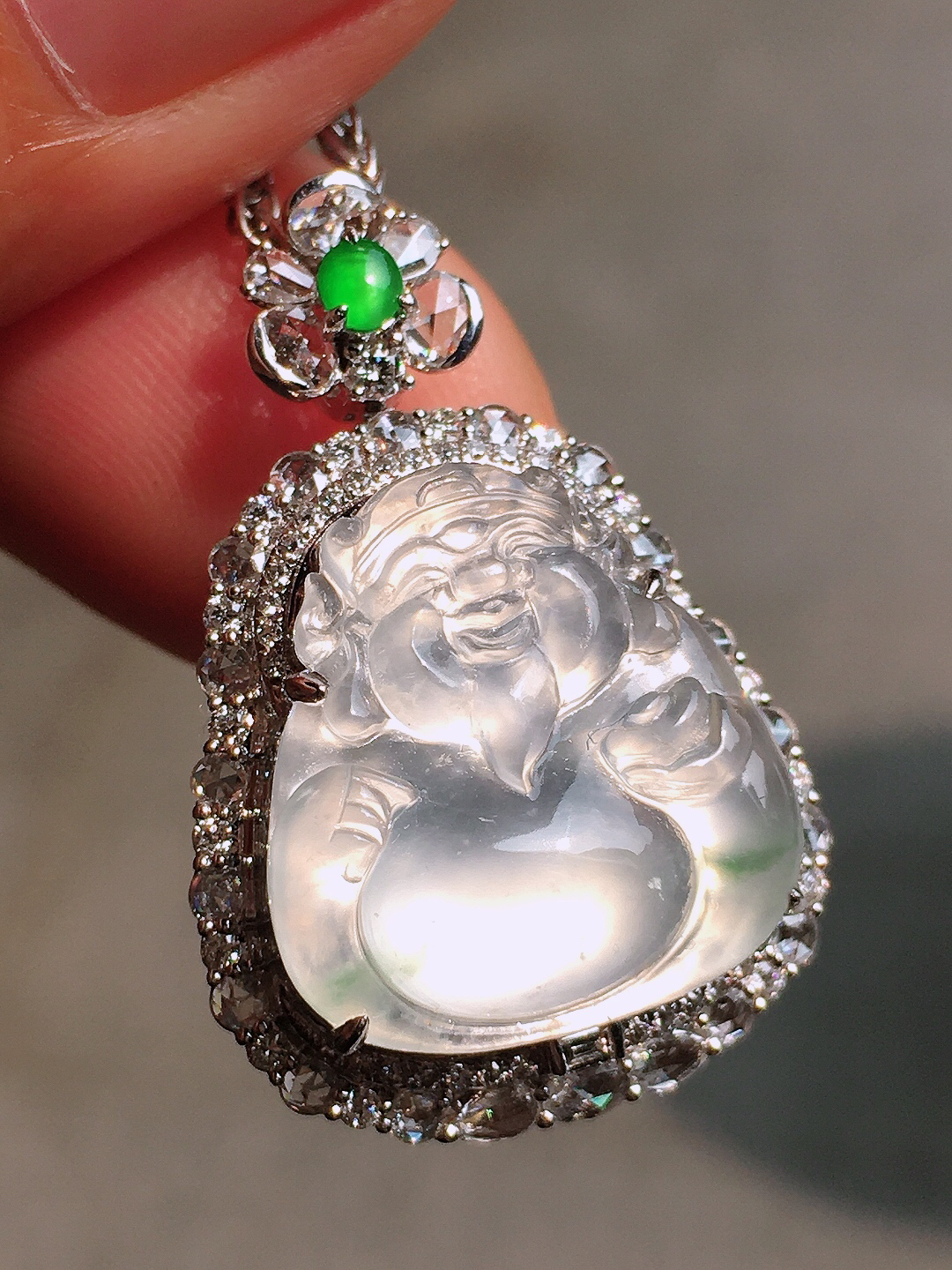 冰种【财神爷】吊坠，玉质细腻，荧光感超
强，饱满圆润，尽显优雅气质，18k
金豪华镶嵌