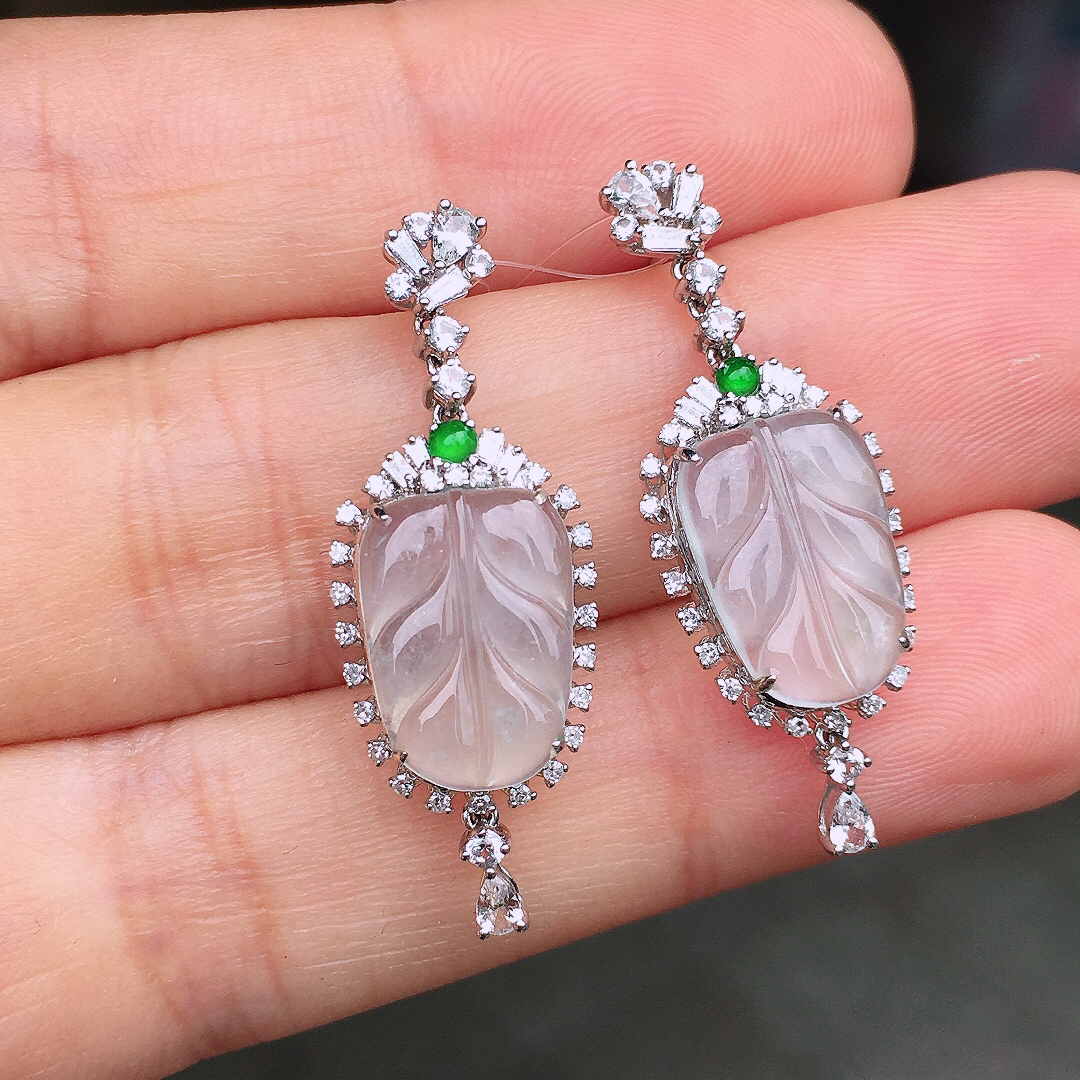 冰种玉叶耳坠，玉质细腻，荧光感超
强，饱满圆润，尽显优雅气质，18k
金豪华镶嵌