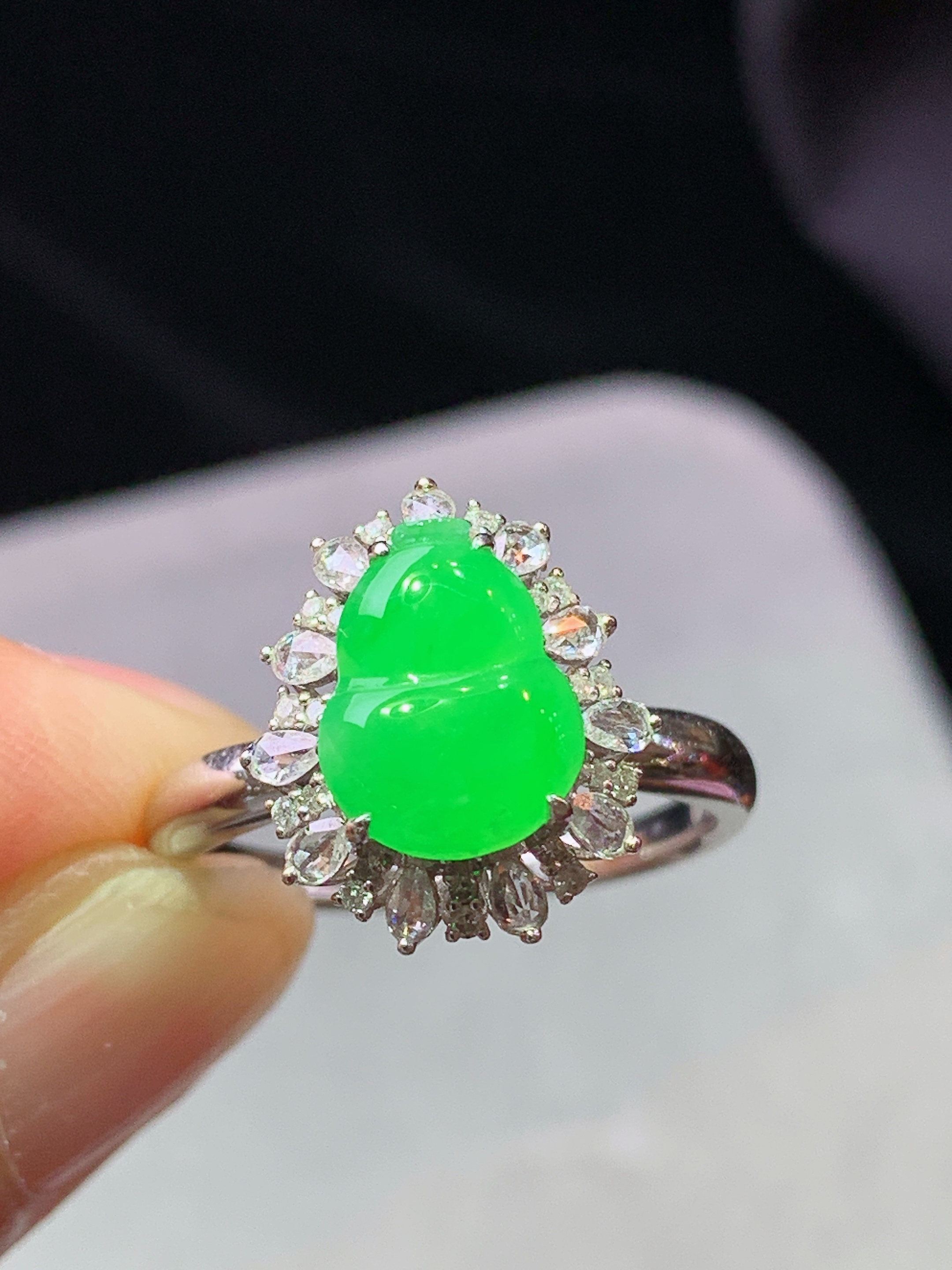 18k金钻镶嵌冰阳绿葫芦戒指 玉质细腻 色泽艳丽清新 水润亮眼 圈口15 整体尺寸14.5*12.5*8.8j3