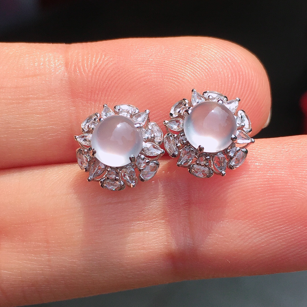 玻璃种蛋面耳钉，玉质细腻，荧光感超
强，饱满圆润，尽显优雅气质，18k
金豪华镶嵌