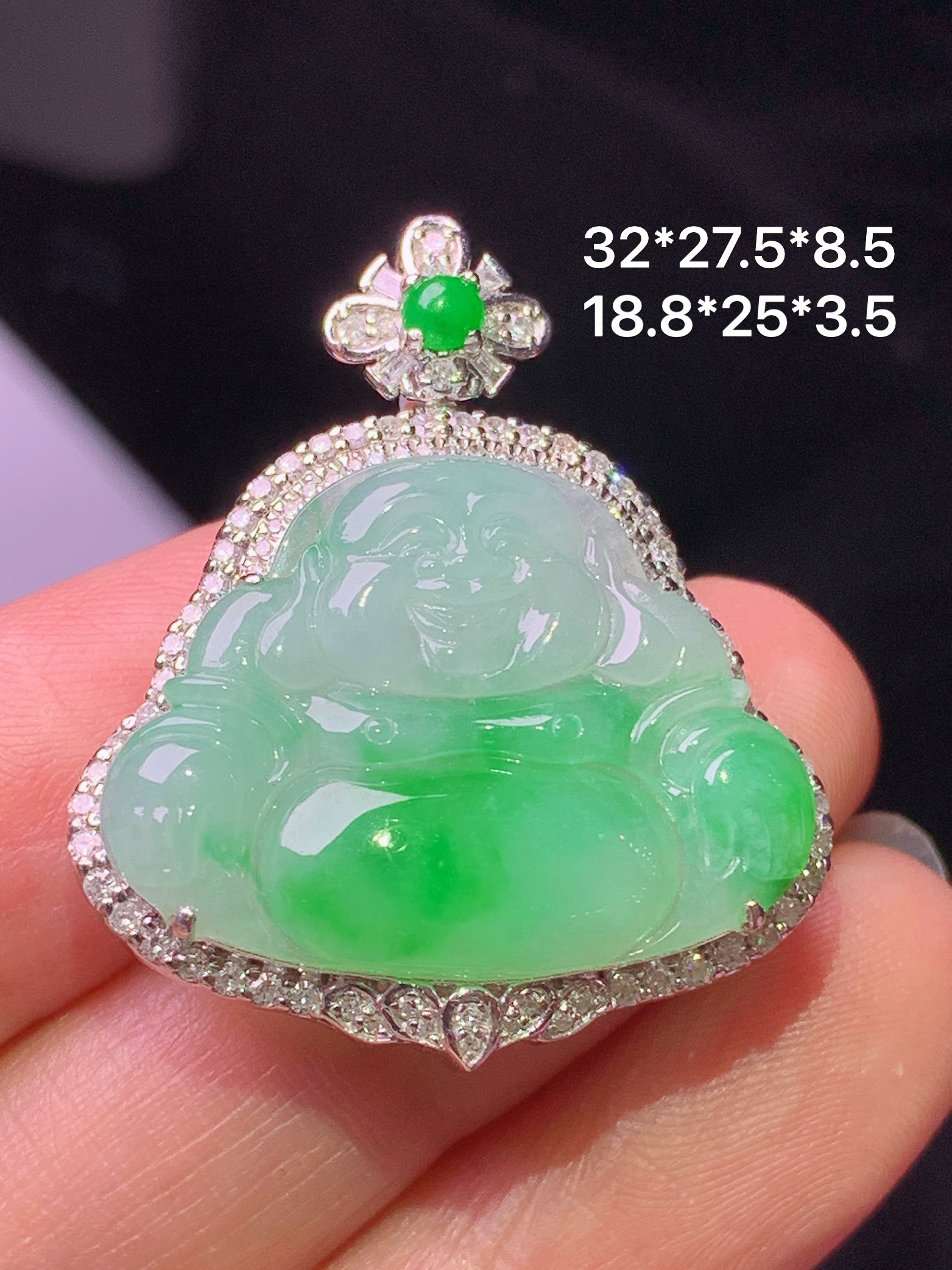 18k金钻镶嵌飘绿佛公吊坠 玉质细腻 色泽艳丽清新 水润亮眼 整体尺寸32*27.5*8.5c1