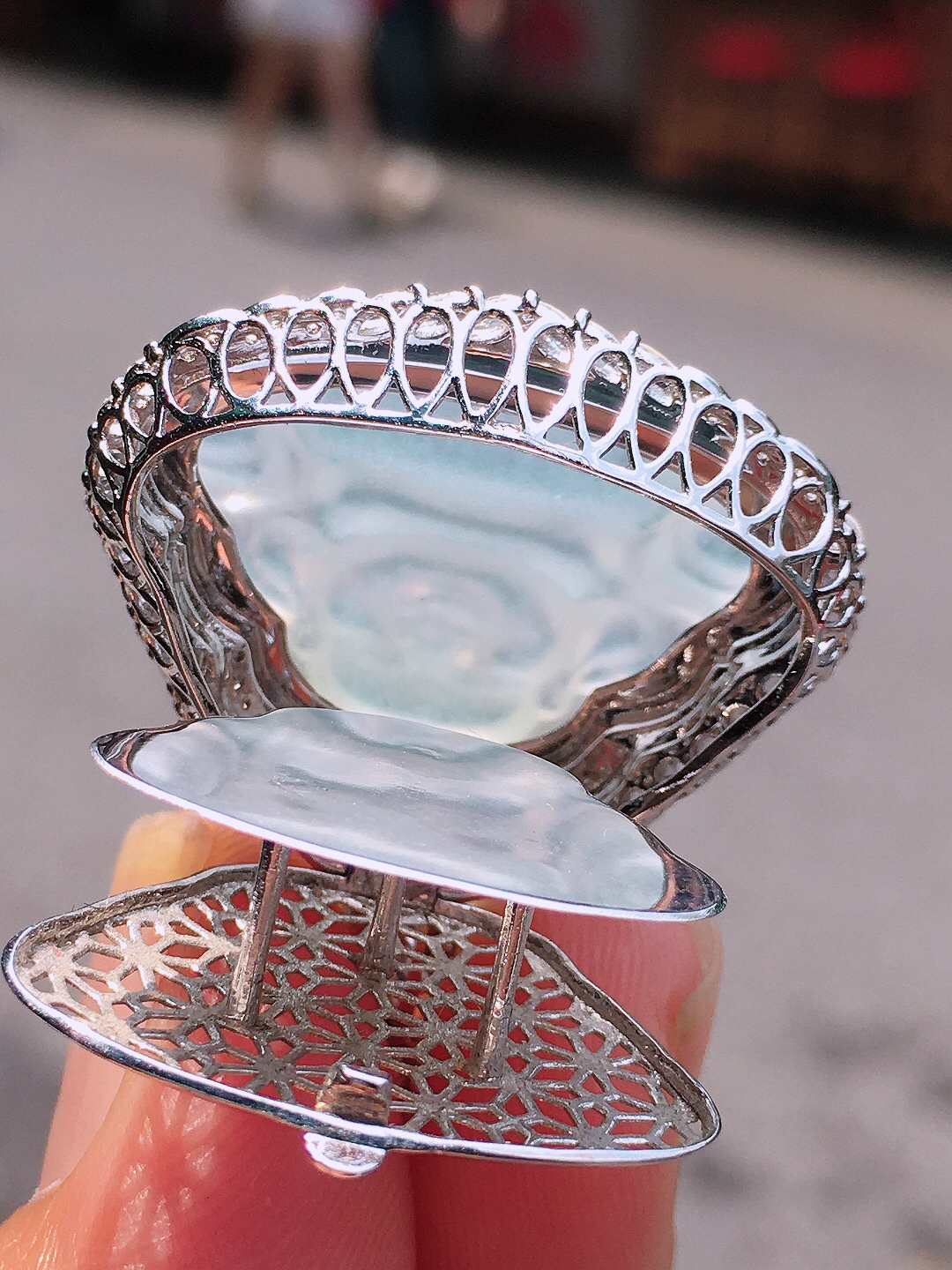 冰种佛公吊坠，玉质细腻，荧光感超
强，饱满圆润，尽显优雅气质，18k
金豪华镶嵌