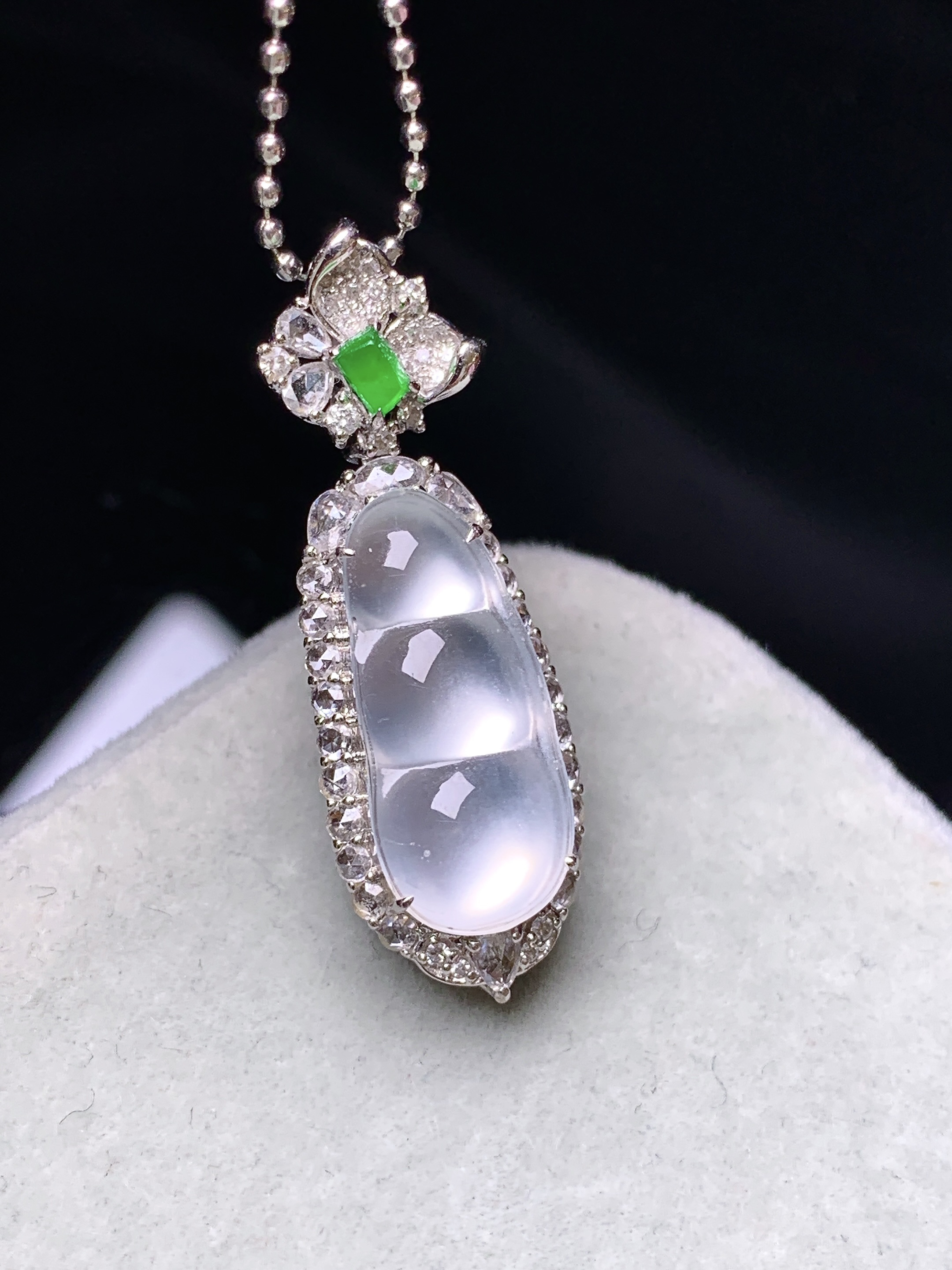 18k金钻镶嵌玻璃种四季豆吊坠 玉质细腻 色泽艳丽清新 水润亮眼 整体尺寸30.3*10.3*8.8c6