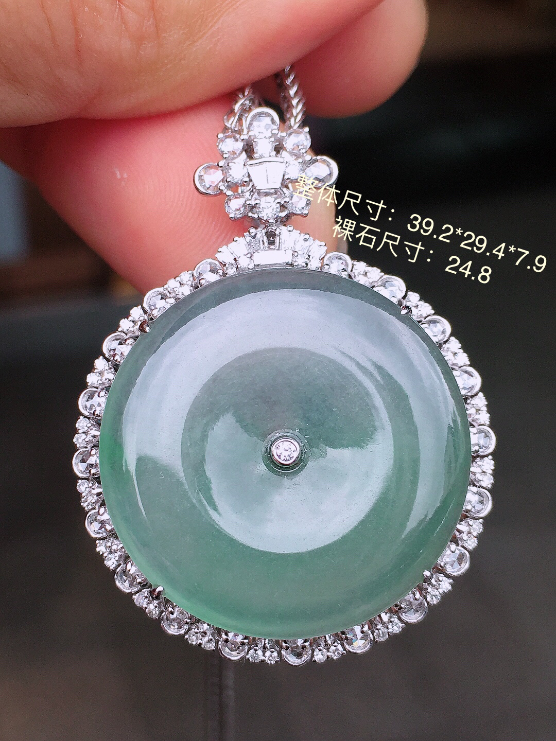 冰种平安扣吊坠，玉质细腻，荧光感超
强，饱满圆润，尽显优雅气质，18k
金豪华镶嵌