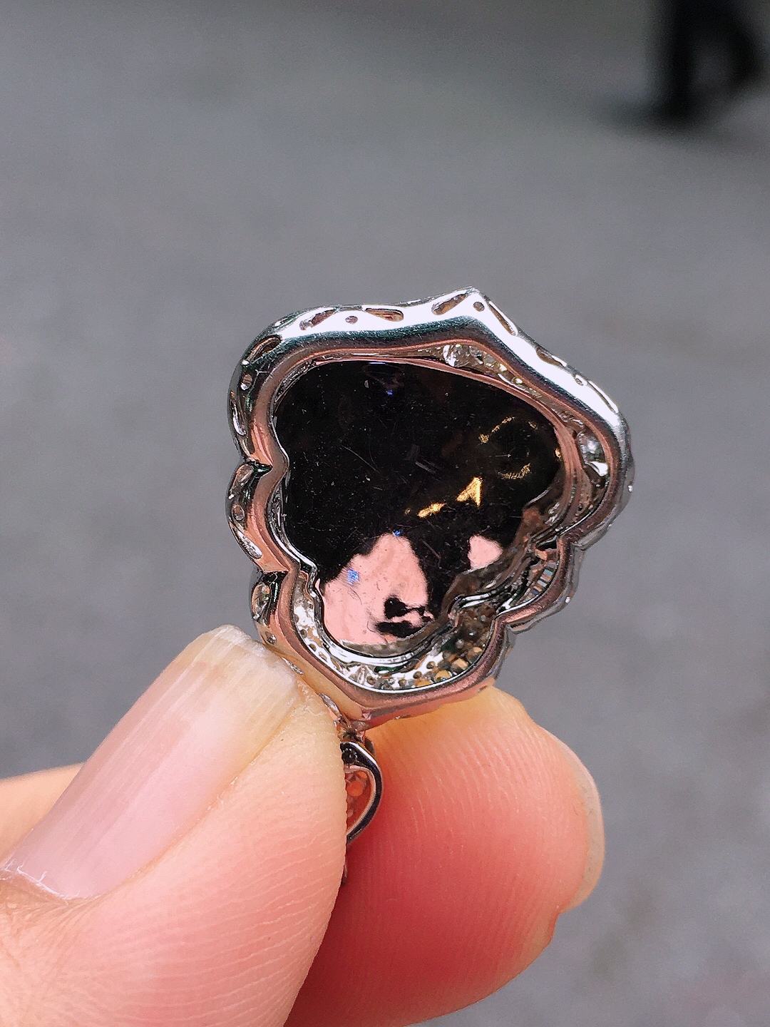 冰种佛公吊坠，色泽均匀艳丽，玉质细腻，荧光感超
强，饱满圆润，尽显优雅气质，18k
金豪华镶嵌