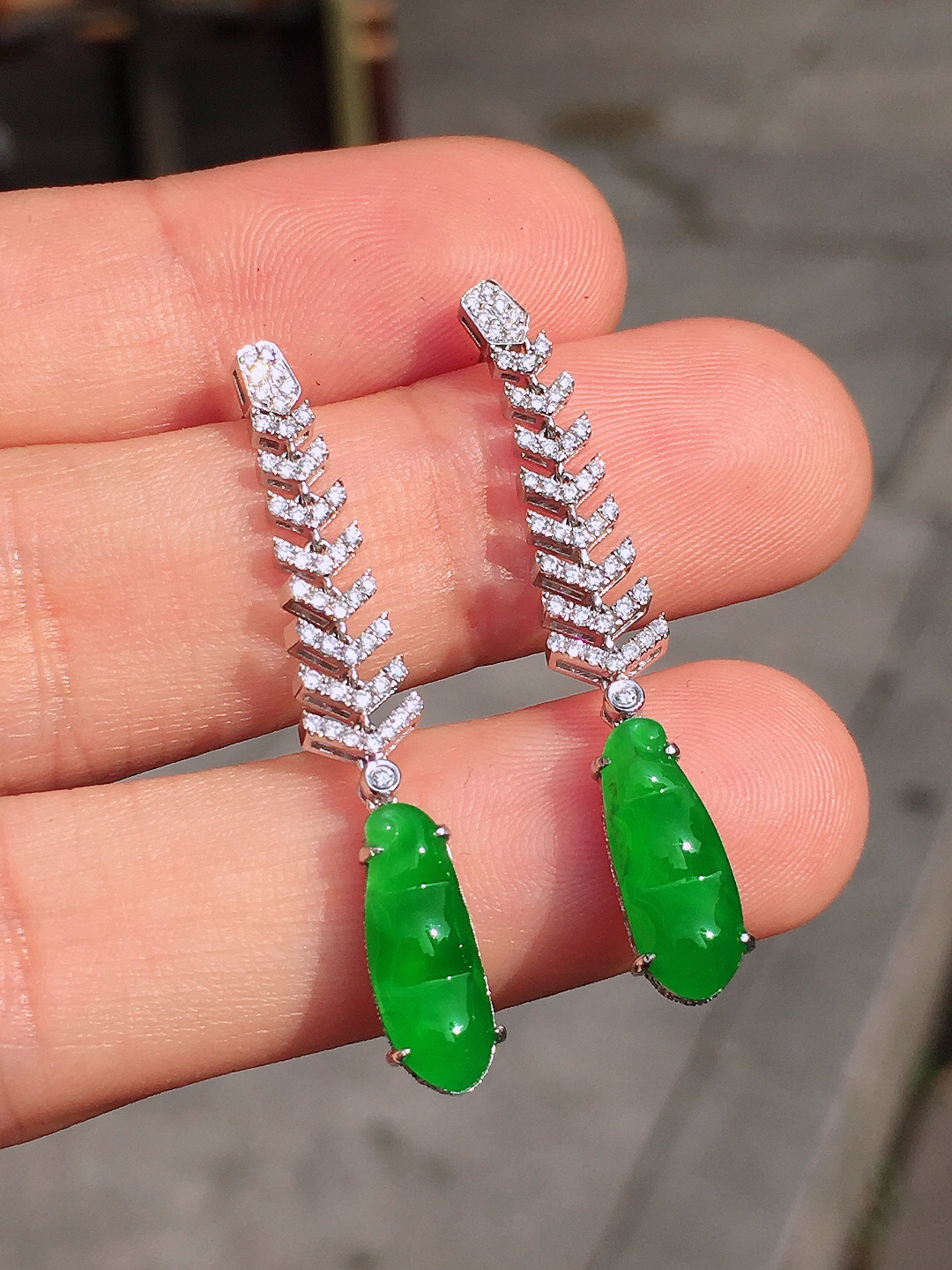 阳绿福豆耳坠，色泽均匀艳丽，玉质细腻，荧光感超
强，饱满圆润，尽显优雅气质，18k
金豪华镶嵌