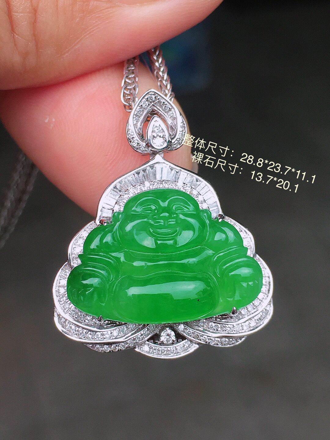 阳绿佛公吊坠，色泽均匀艳丽，玉质细腻，荧光感超
强，饱满圆润，尽显优雅气质，18k
金豪华镶嵌