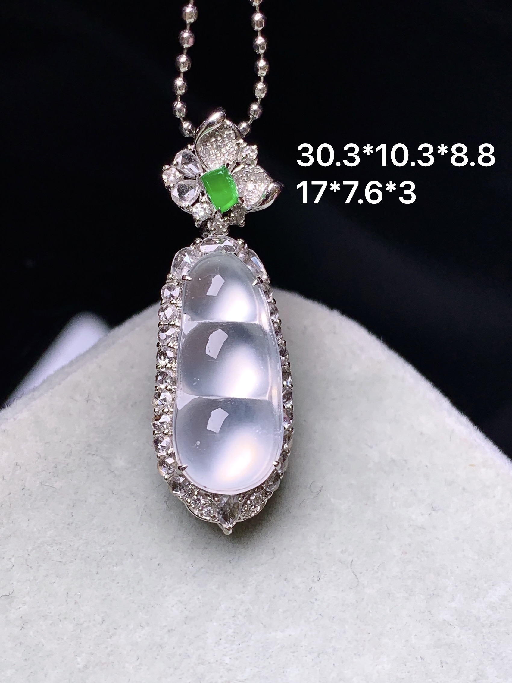 18k金钻镶嵌玻璃种四季豆吊坠 玉质细腻 色泽艳丽清新 水润亮眼 整体尺寸30.3*10.3*8.8c6