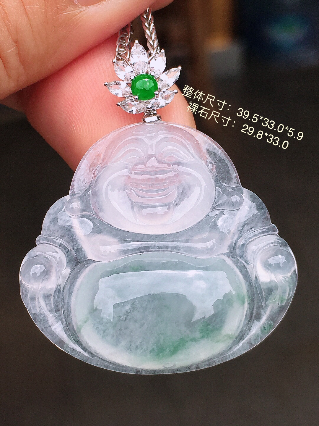 冰种佛公吊坠，色泽艳丽，玉质细腻，荧光感超
强，饱满圆润，尽显优雅气质，18k
金豪华镶嵌