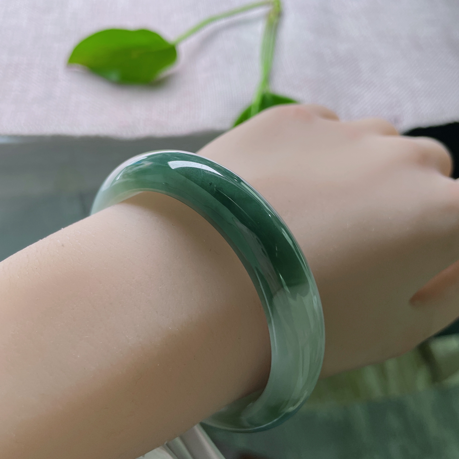 54.2/12.9/7.2，油青正圈，质地温润细腻，把江南烟雨戴在腕上。皮纹..